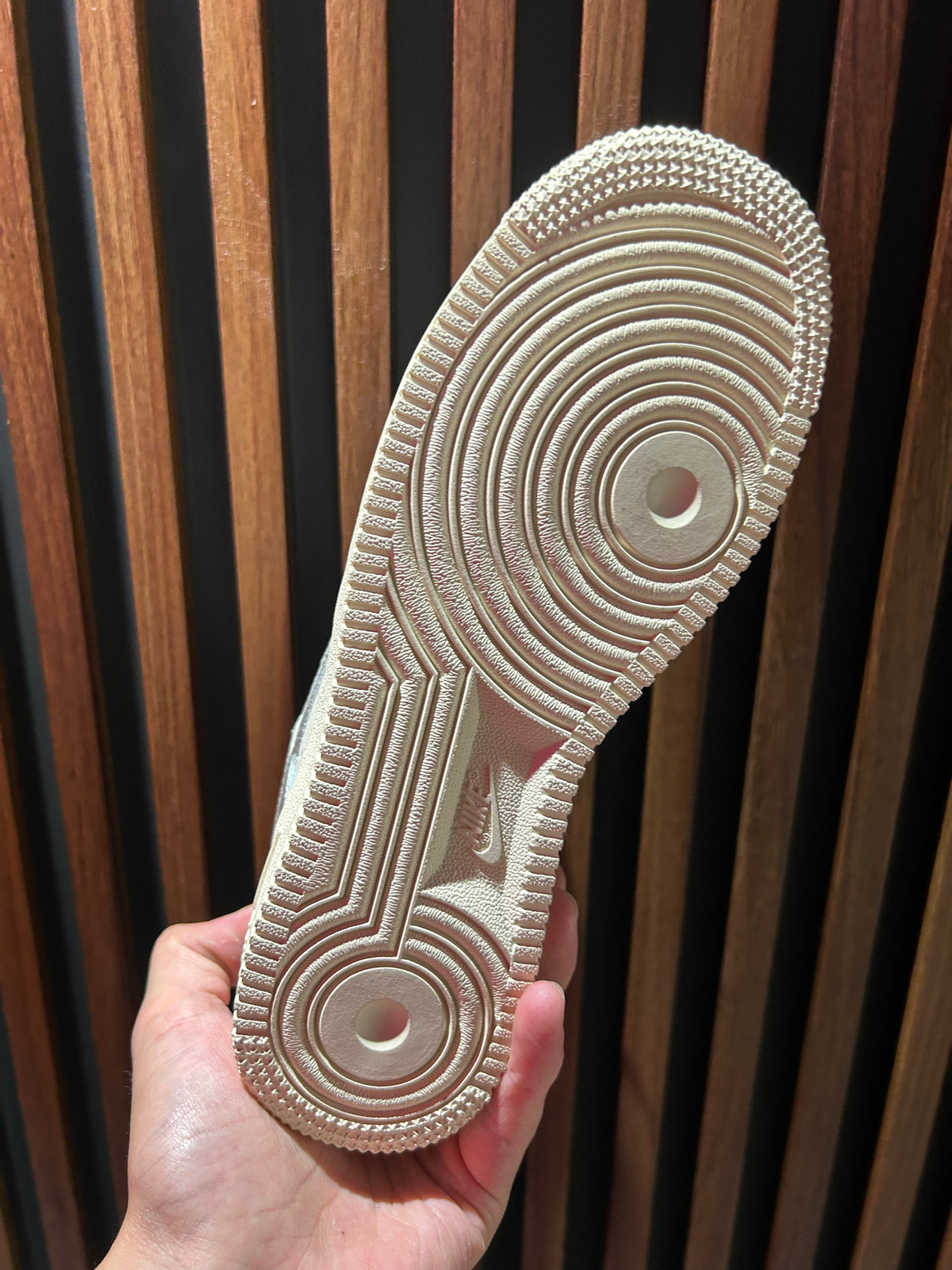 TENIS NIKE AIR FORCE 1 ‘07 LV8 FOSSIL