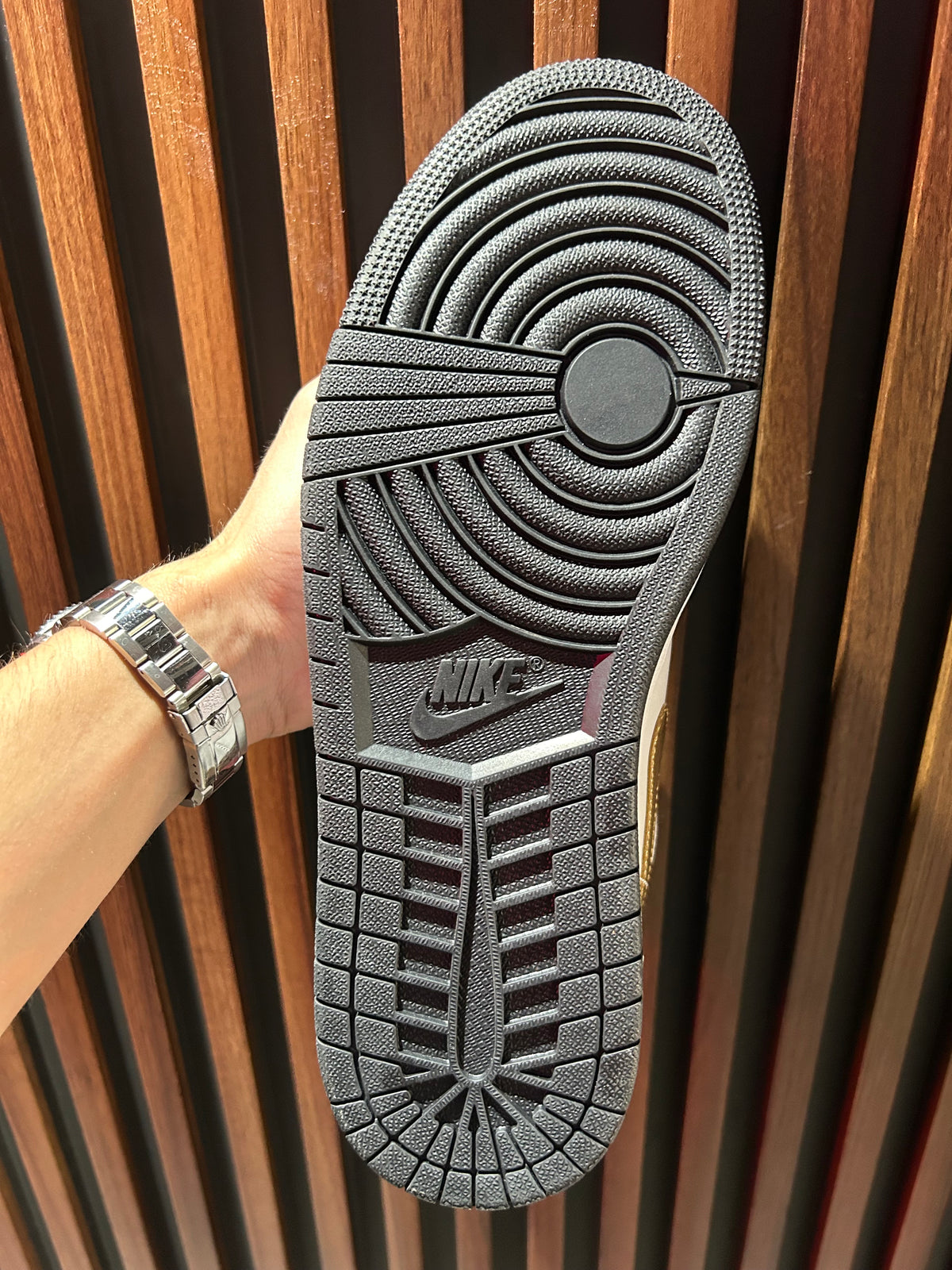 TENIS NIKE AIR JORDAN 1 MD PATENT BLACK WHITE GOLD