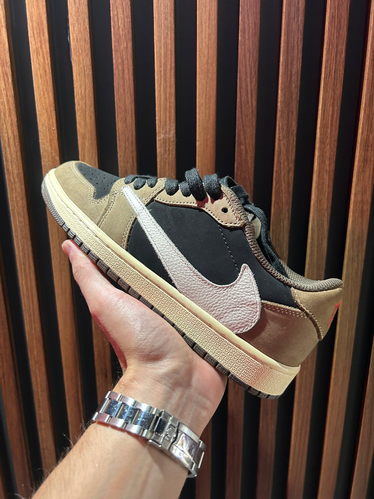 TENIS NIKE AIR JORDAN 1 LOW OG SP TRAVIS SCOTT MOCHA