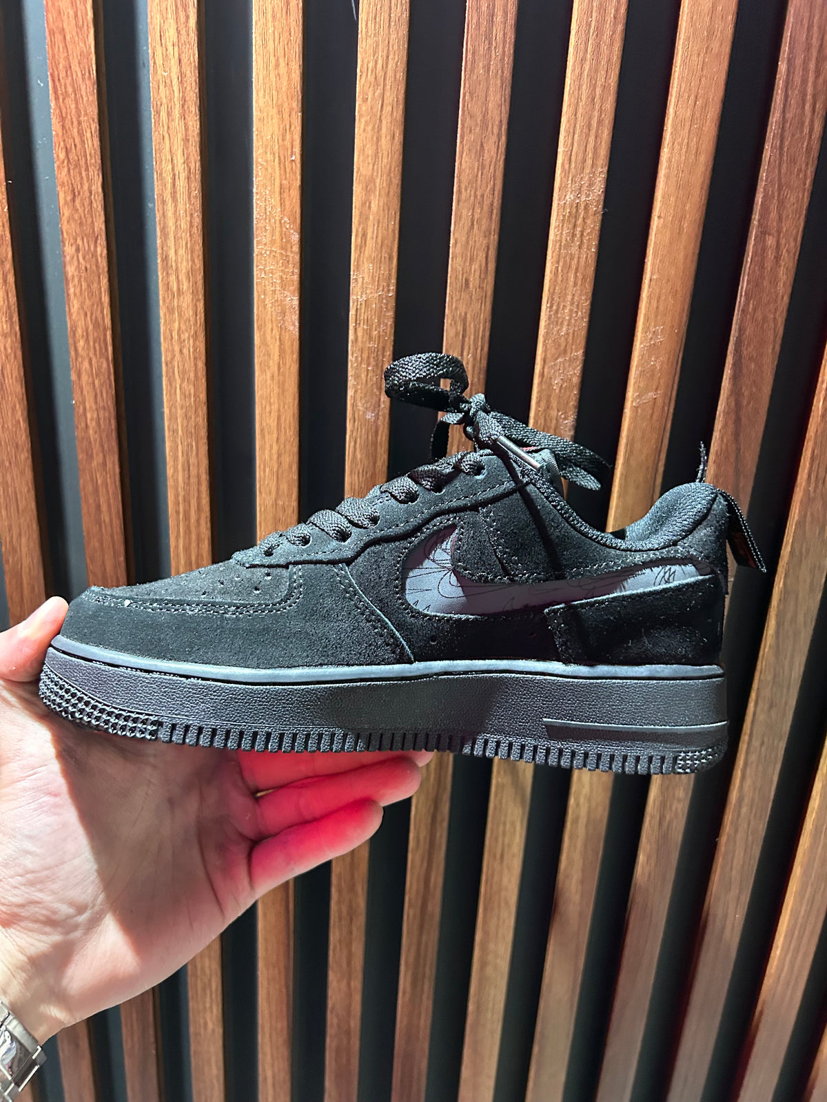 TENIS NIKE AIR FORCE 1’07 LV8 MULTI-SWOOSH BLACK/CRIMSON