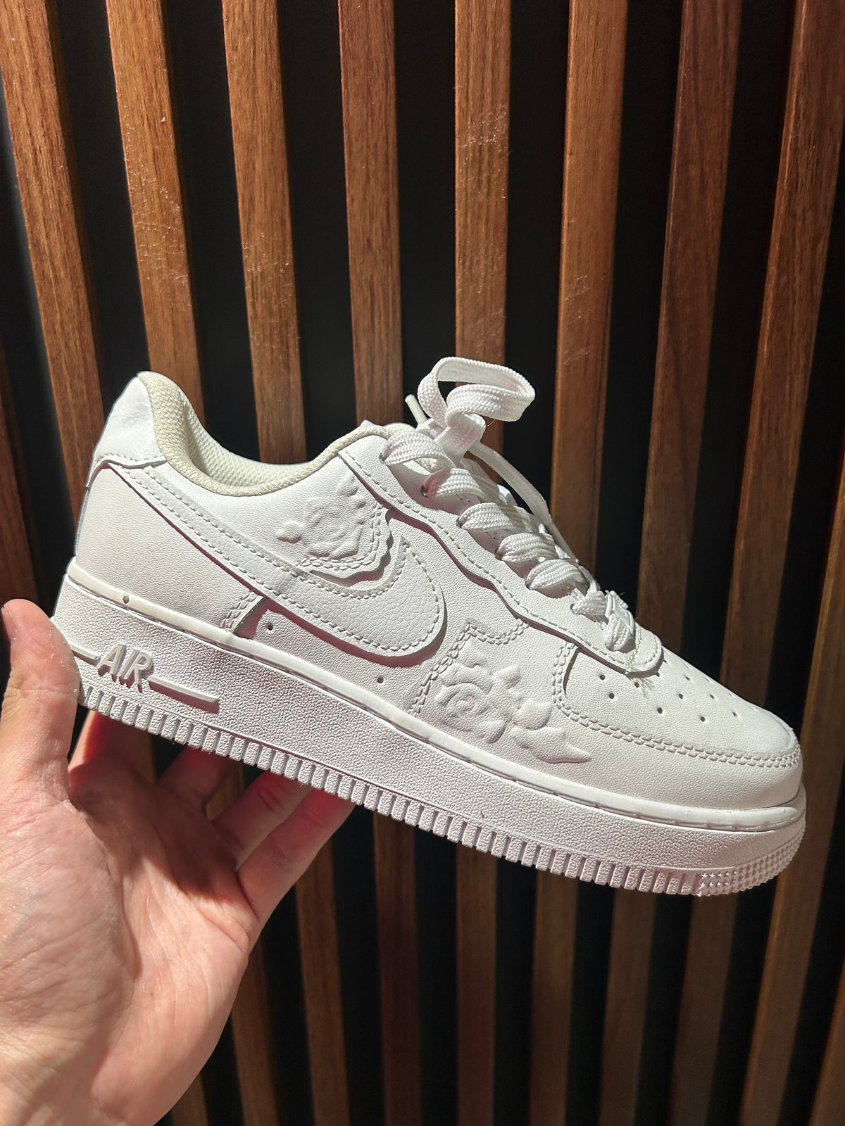 TENIS NIKE AIR FORCE 1 ‘07 WHITE ROSES