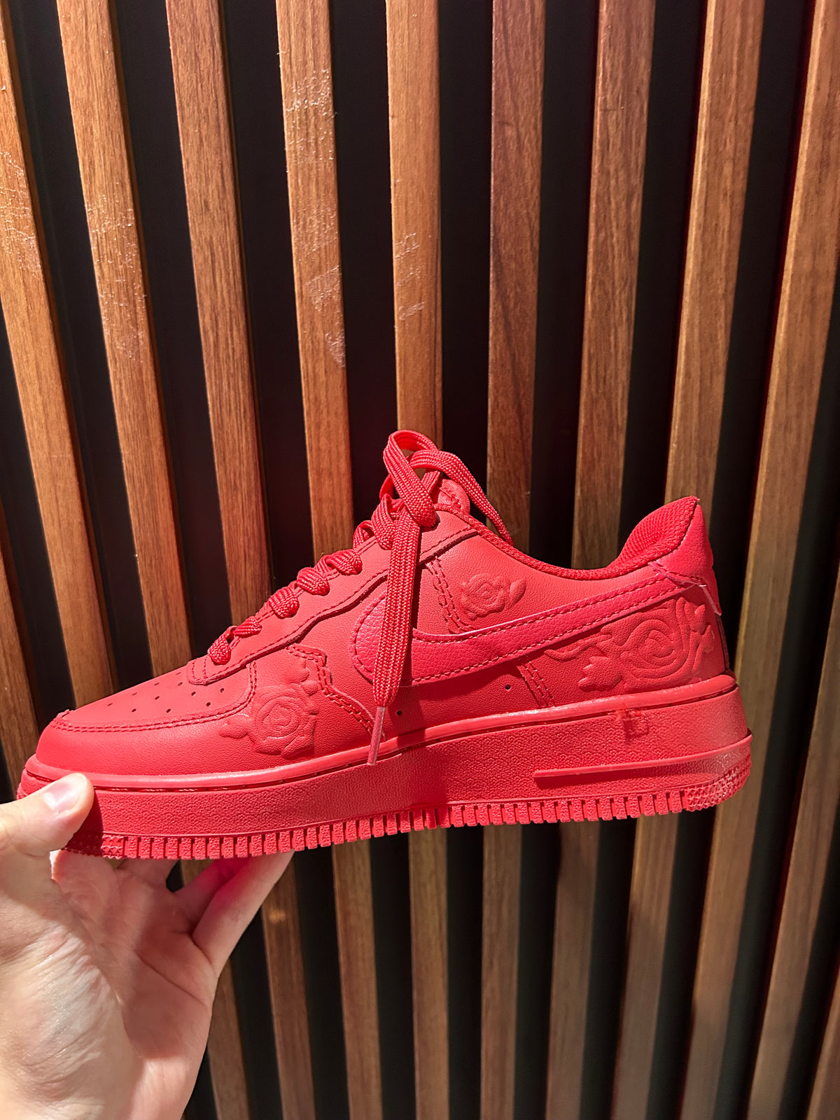TENIS NIKE AIR FORCE 1 LOW ‘07 RED ROSES