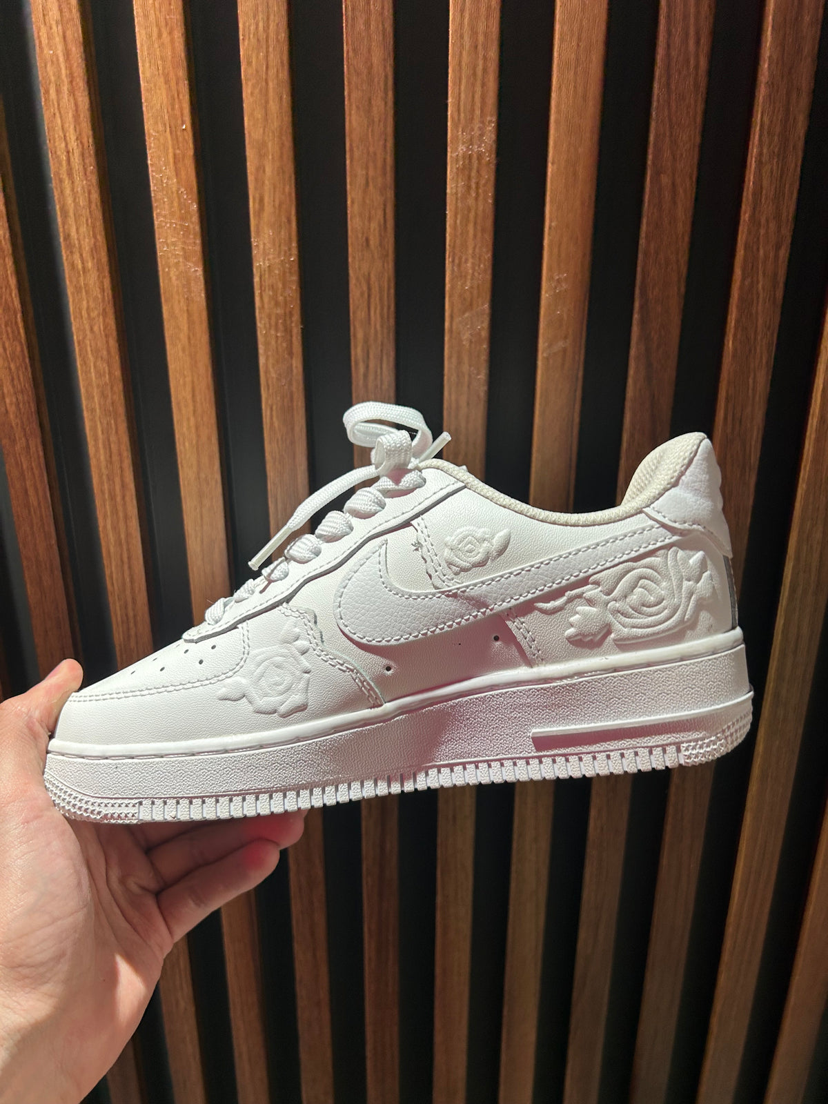 TENIS NIKE AIR FORCE 1 ‘07 WHITE ROSES