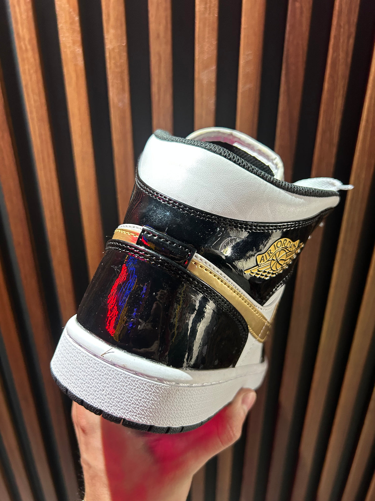 TENIS NIKE AIR JORDAN 1 MD PATENT BLACK WHITE GOLD