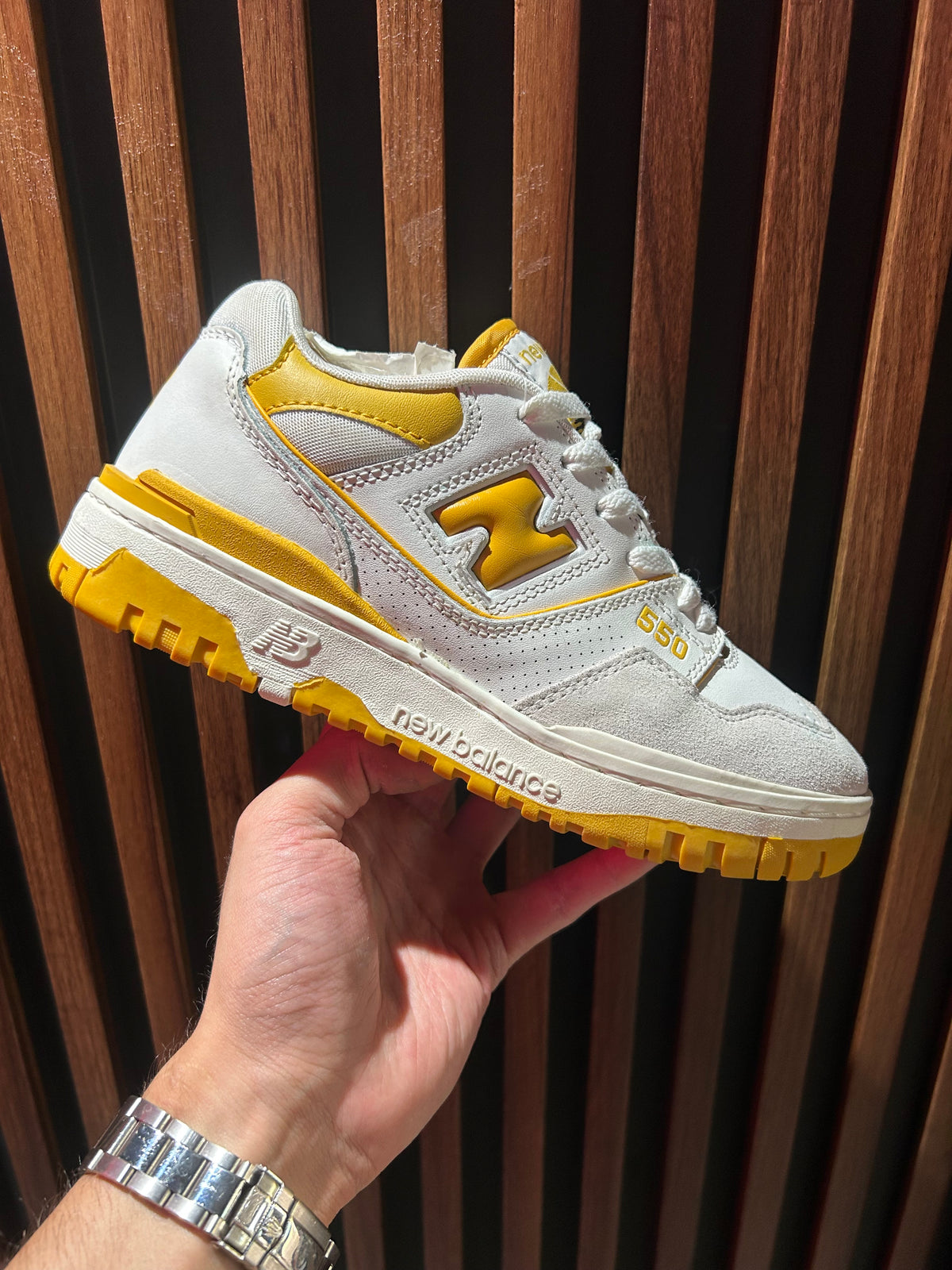 TENIS NEW BALANCE 550 SEA SALT VARSITY GOLD