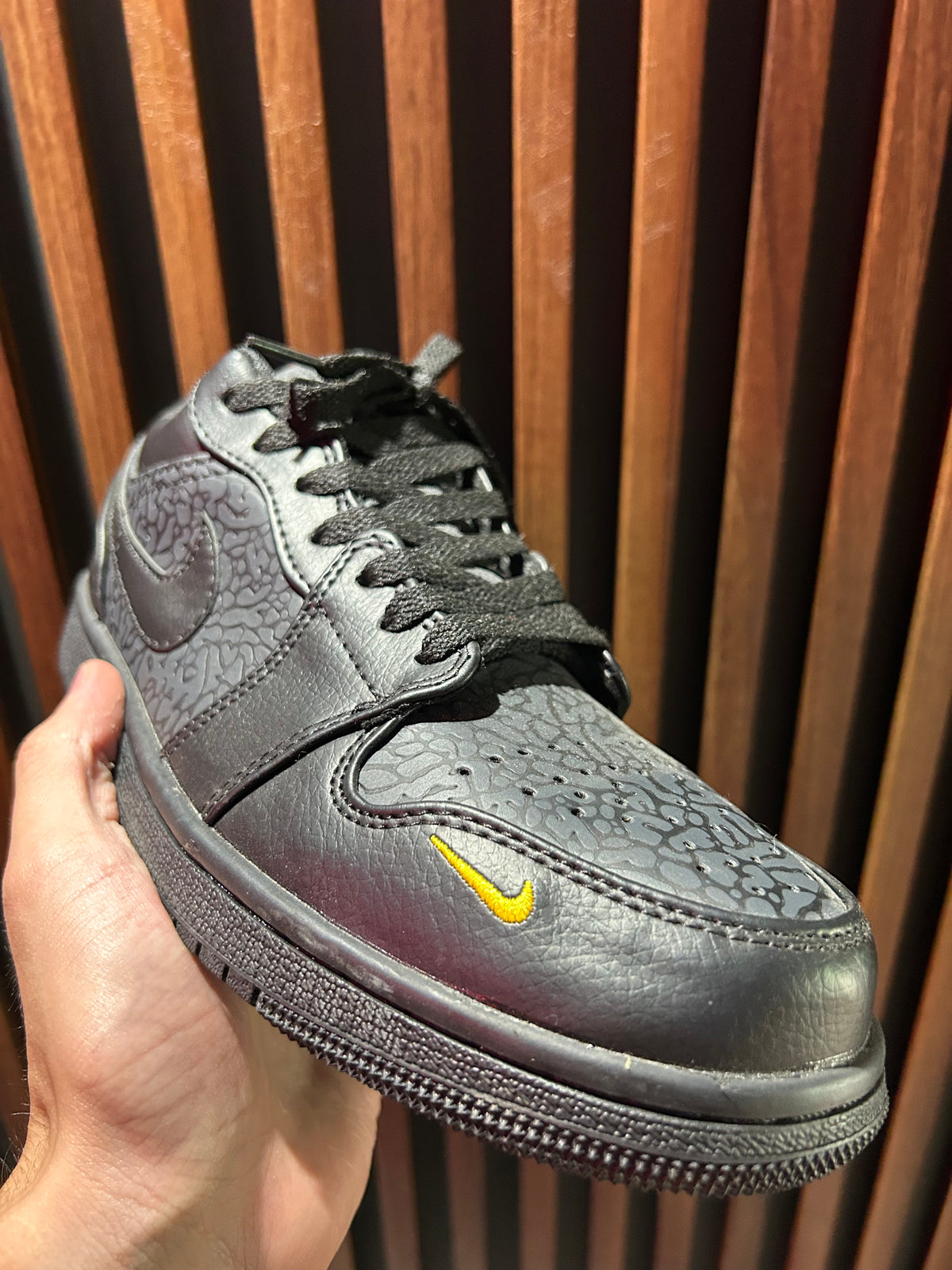 TENIS NIKE AIR JORDAN 1 LOW SE BLACK ELEPHANT PRINT