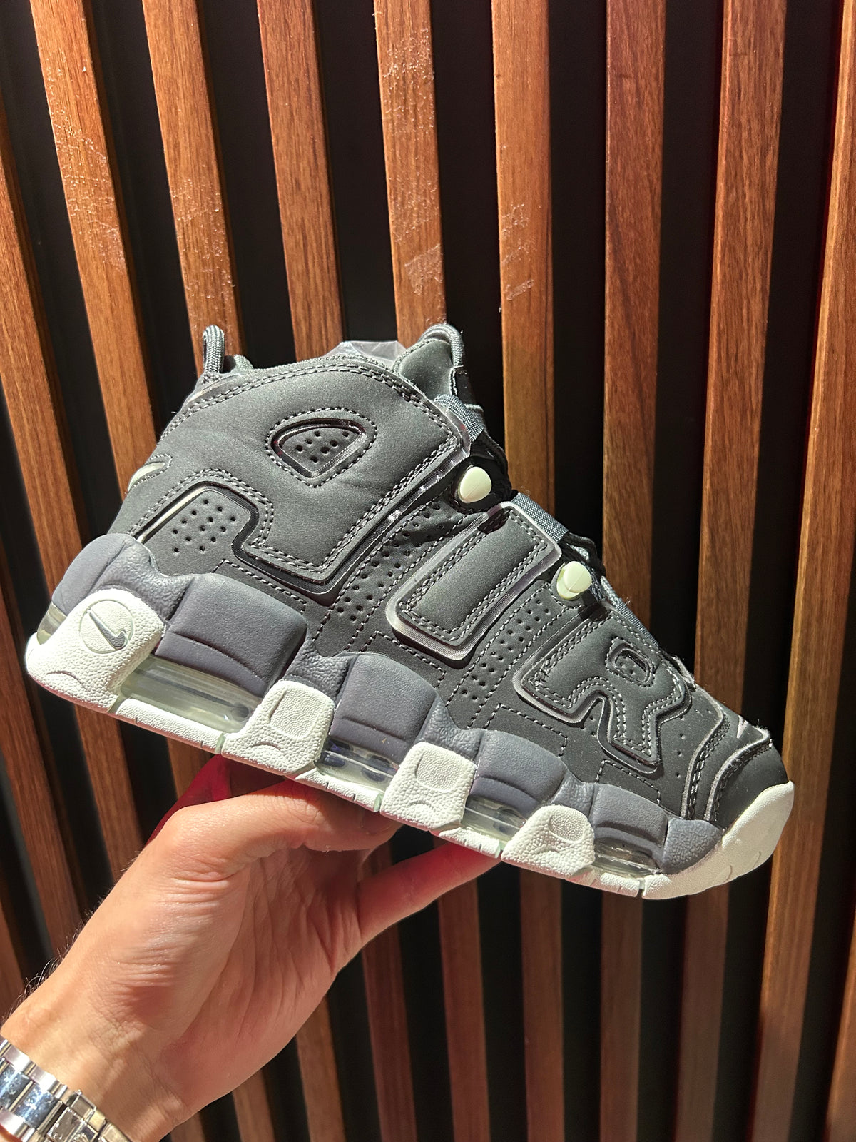 TENIS NIKE AIR MORE UPTEMPO ‘96 DARK SMOKE GREY