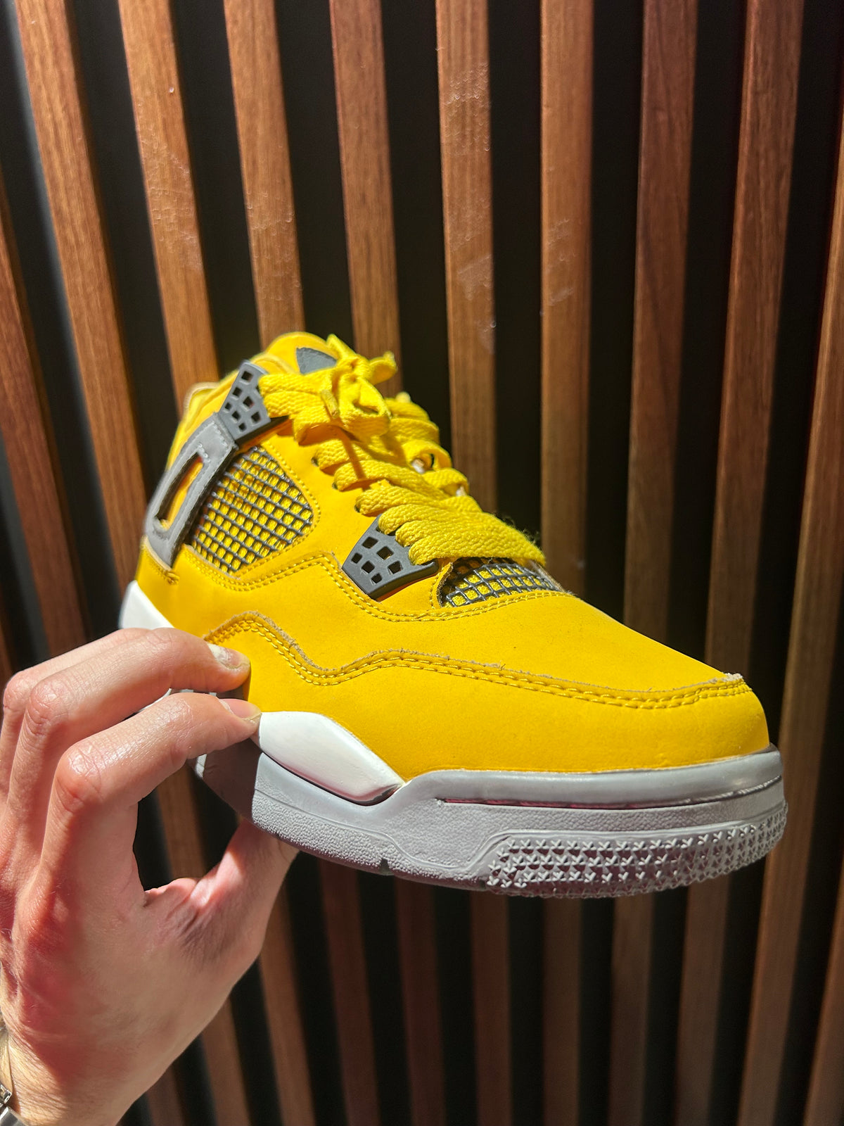 TENIS AIR JORDAN 4 RETRO LIGHTNING