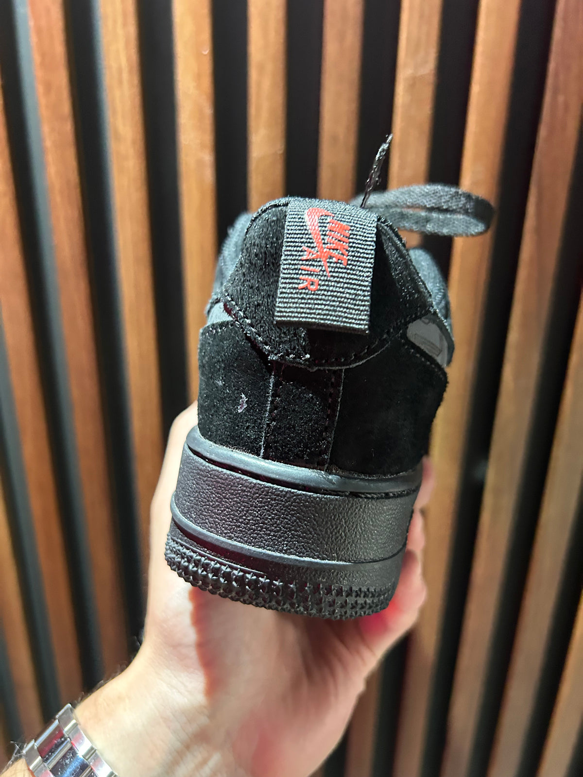 TENIS NIKE AIR FORCE 1’07 LV8 MULTI-SWOOSH BLACK/CRIMSON