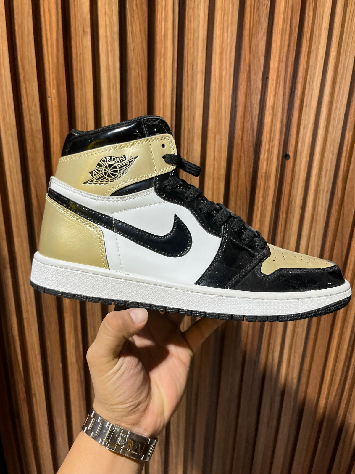 Tenis Air Jordan 1 Retro High OG NRG Patent Gold Toe