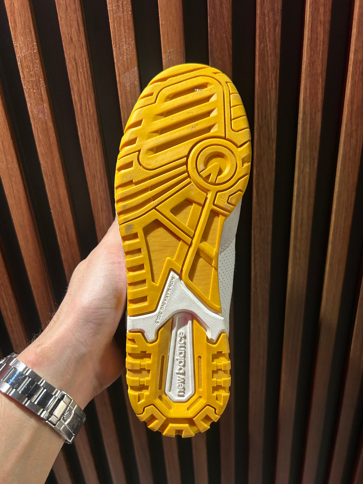 TENIS NEW BALANCE 550 SEA SALT VARSITY GOLD