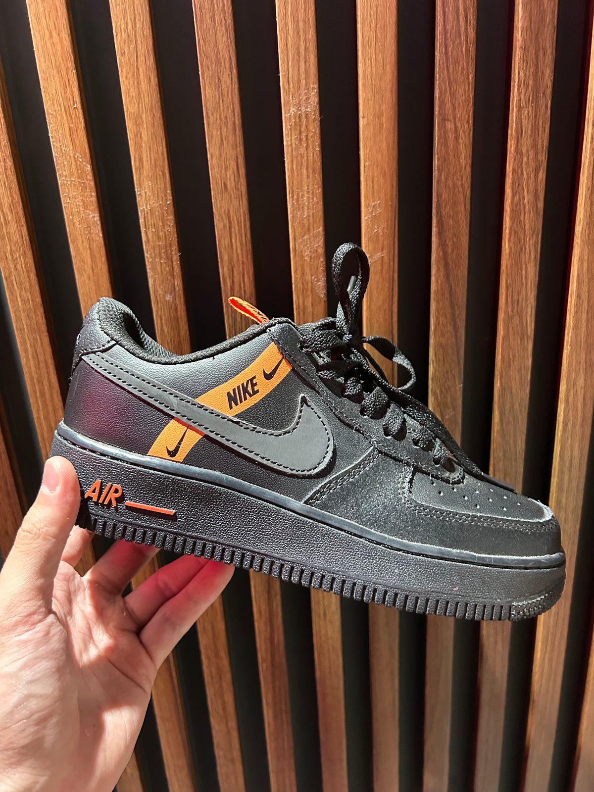 TENIS NIKE AIR FORCE ONE LV8 KSA WORLDWIDE PACK BLACK TOTAL ORANGE