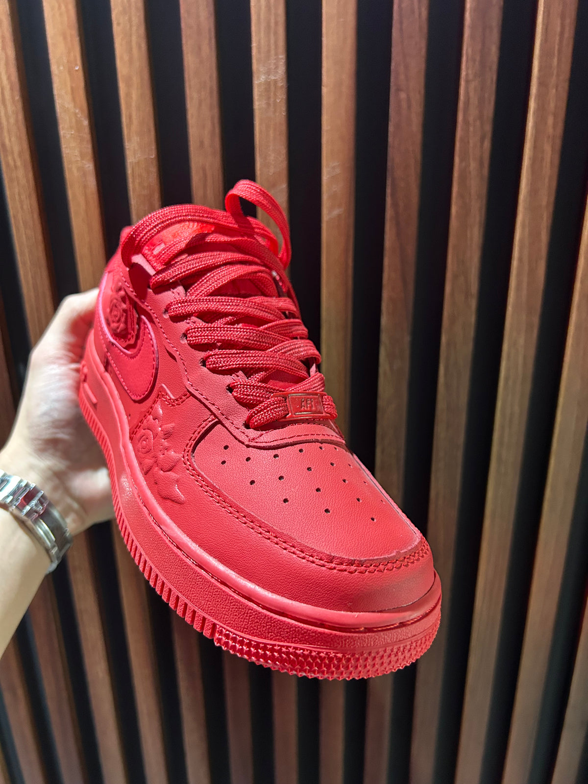 TENIS NIKE AIR FORCE 1 LOW ‘07 RED ROSES