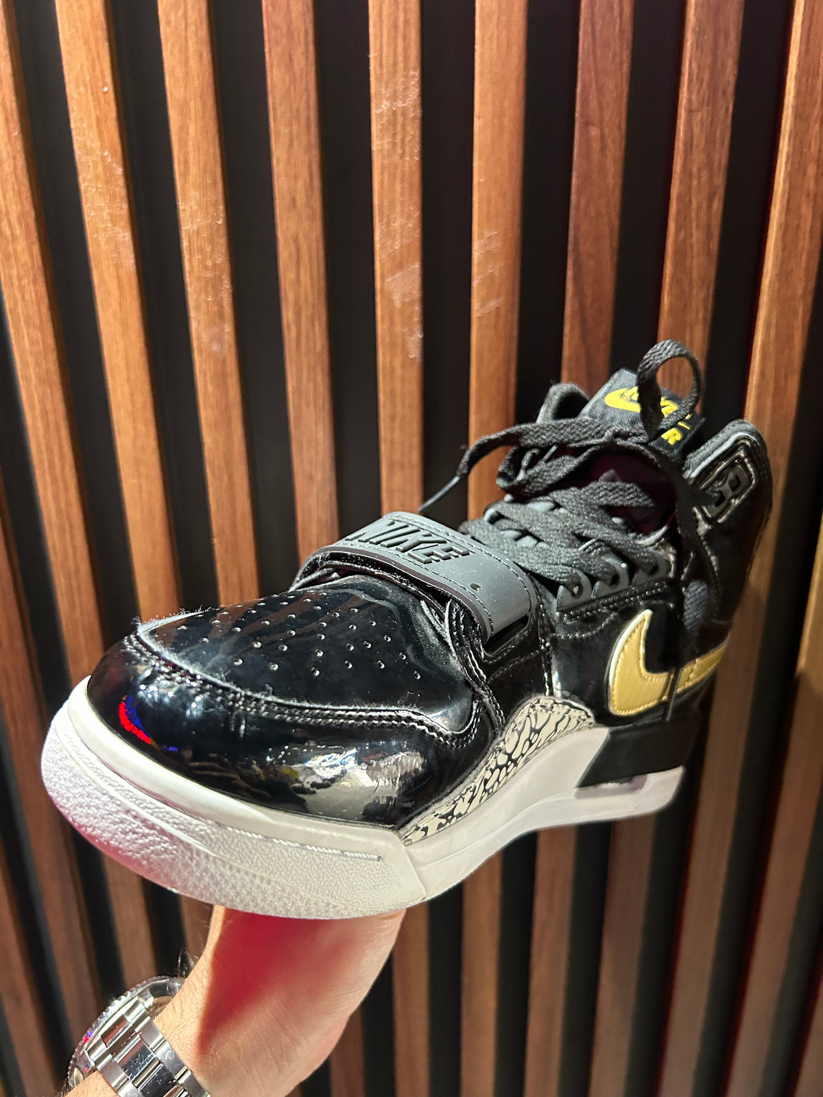 TENIS JORDAN LEGACY 312 BLACK GOLD PATENT