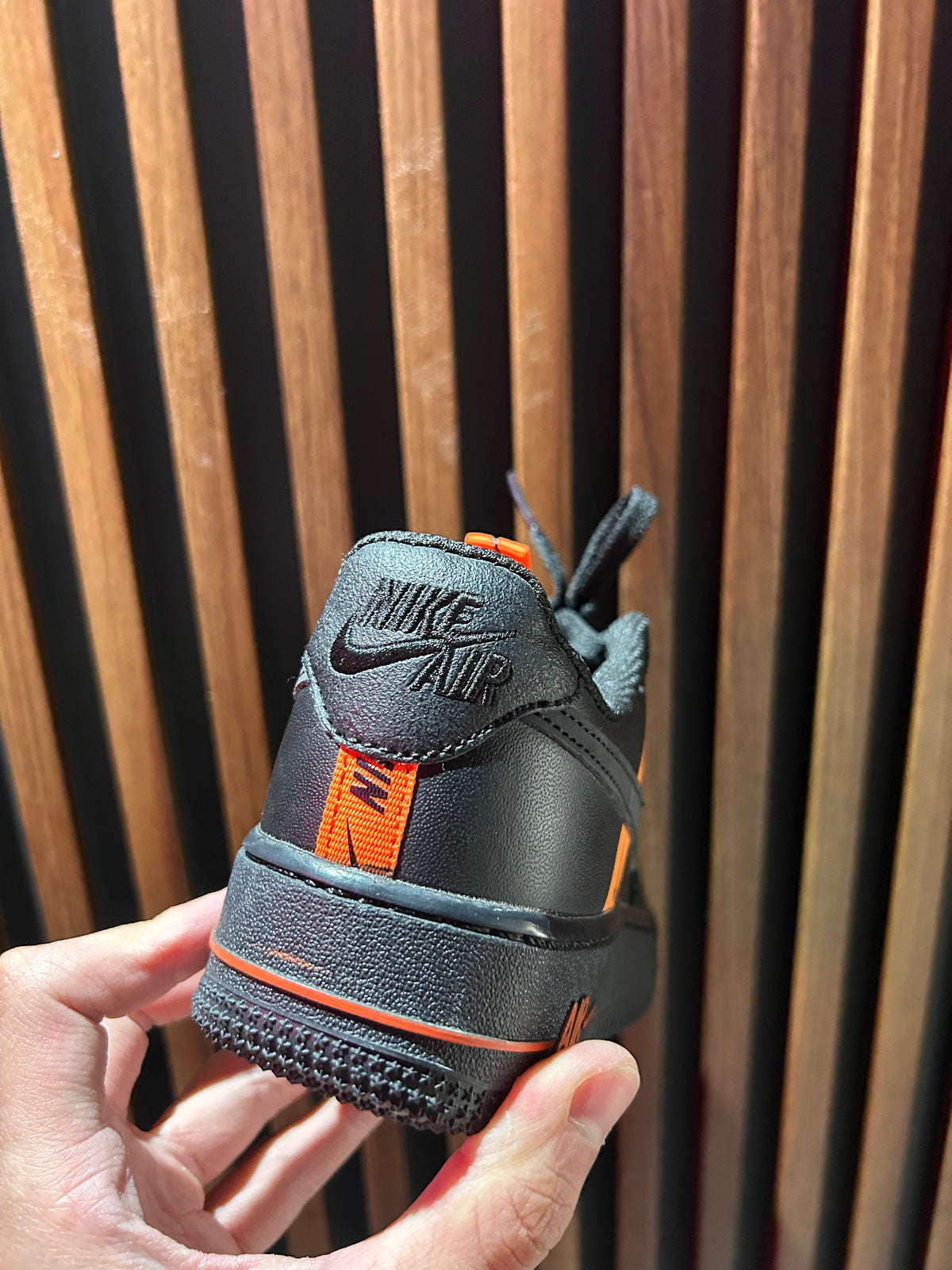 TENIS NIKE AIR FORCE ONE LV8 KSA WORLDWIDE PACK BLACK TOTAL ORANGE