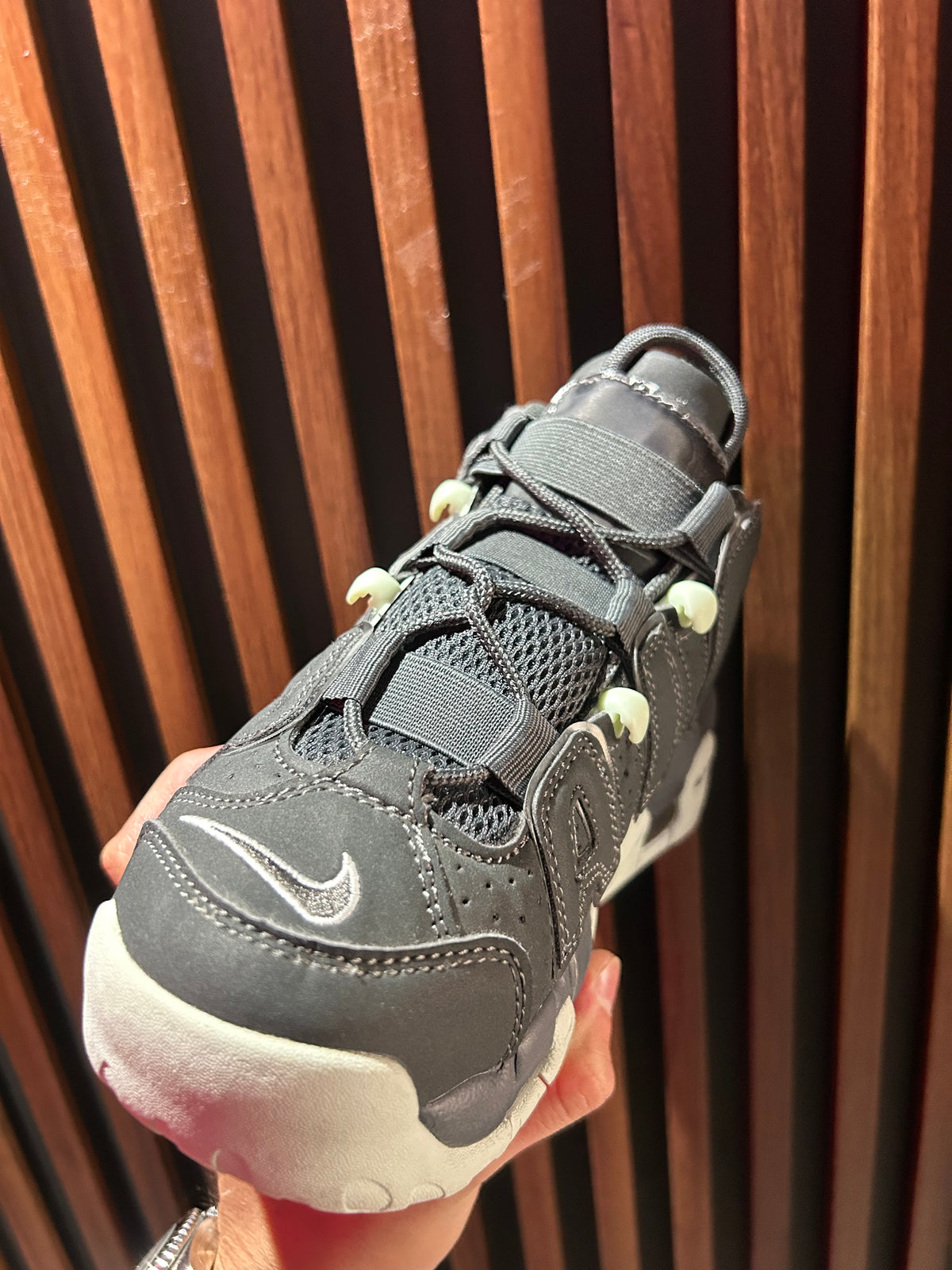 TENIS NIKE AIR MORE UPTEMPO ‘96 DARK SMOKE GREY