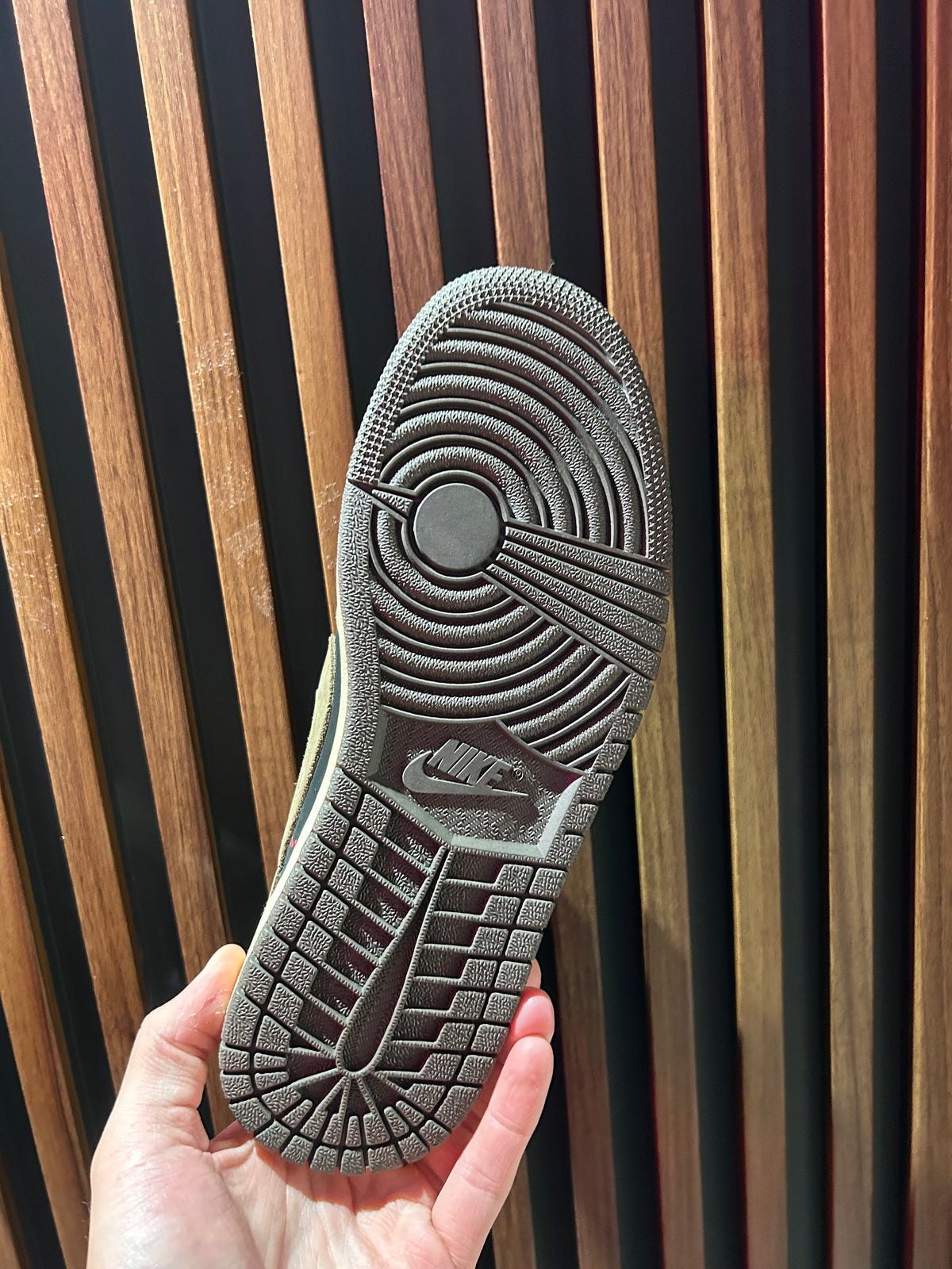 TENIS NIKE AIR JORDAN 1 LOW OG SP TRAVIS SCOTT MOCHA