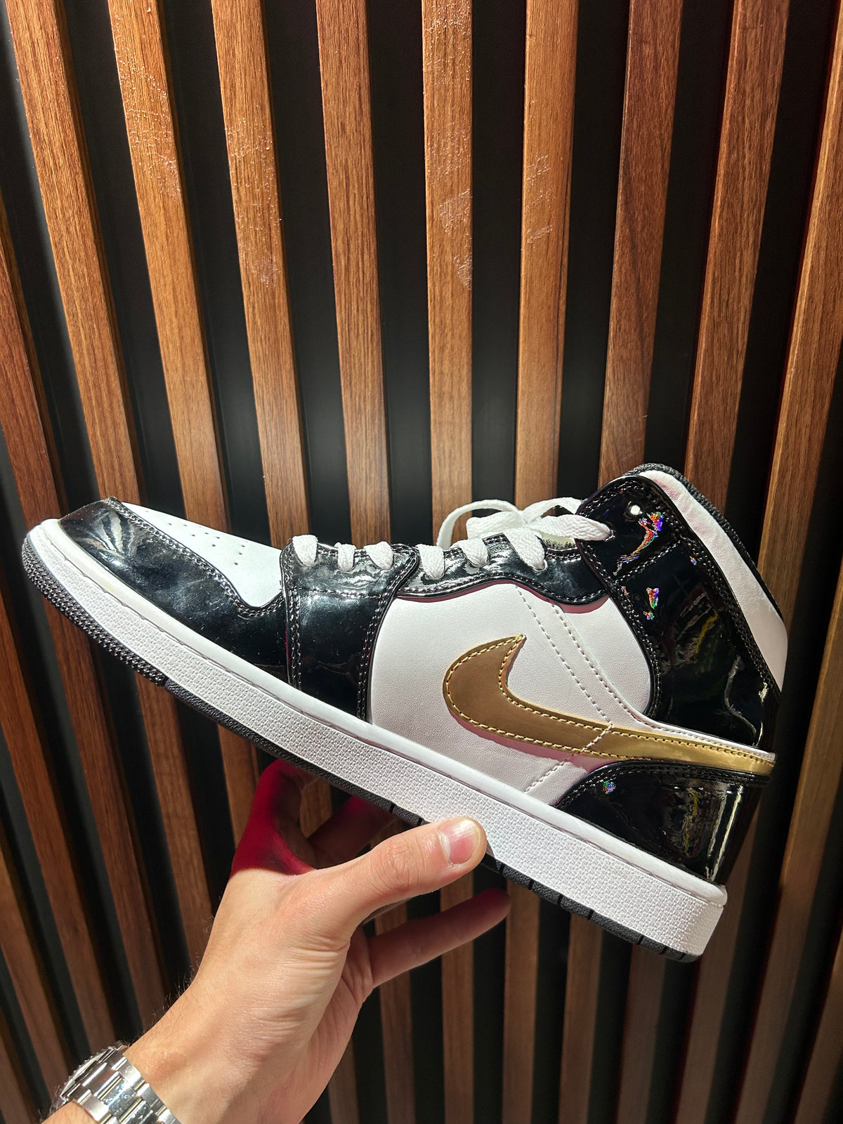 TENIS NIKE AIR JORDAN 1 MD PATENT BLACK WHITE GOLD
