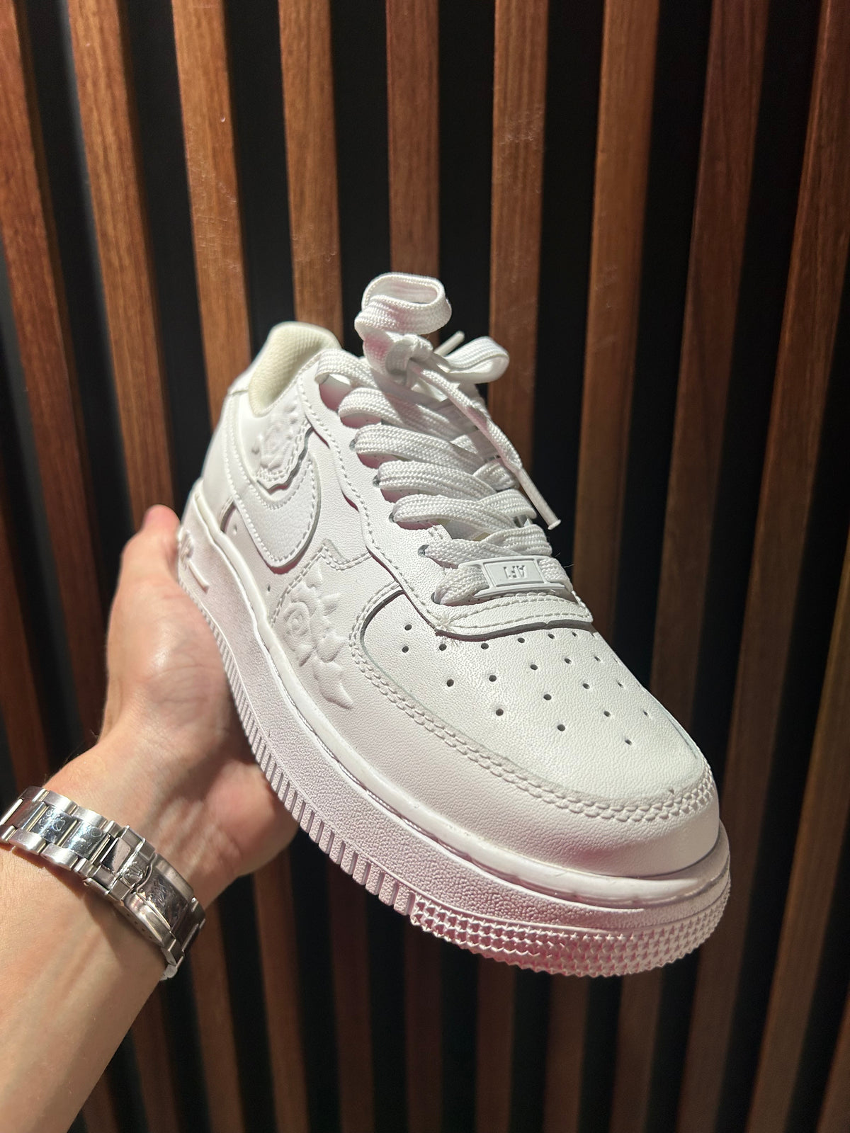 TENIS NIKE AIR FORCE 1 ‘07 WHITE ROSES