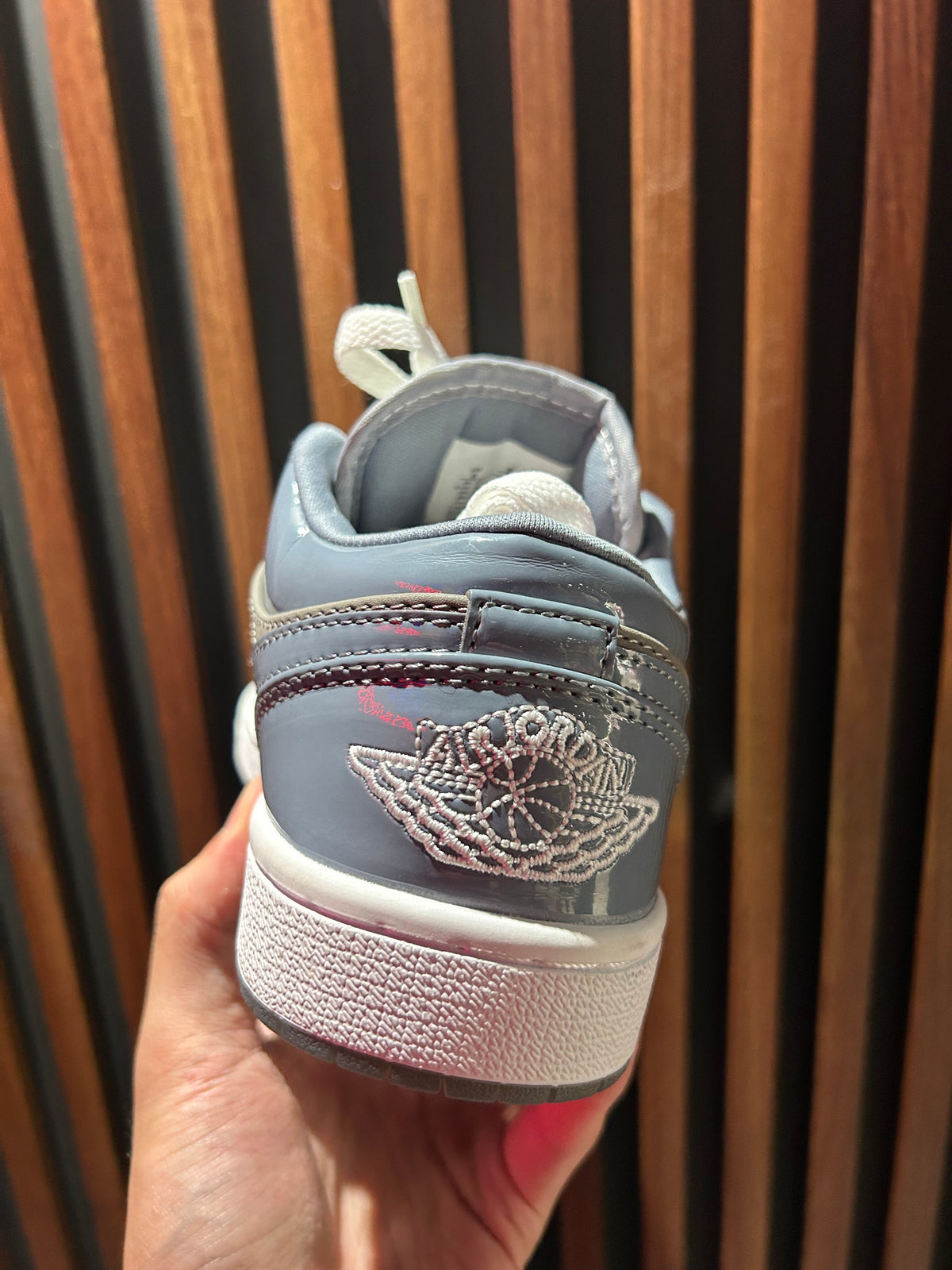TENIS NIKE AIR JORDAN 1 LOW SE MEDIUM GREY COOL GREY WHITE