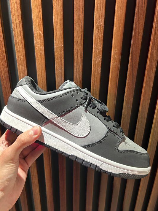 TENIS NIKE DUNK LOW NEXT NATURE IRON GREY LIGHTNING