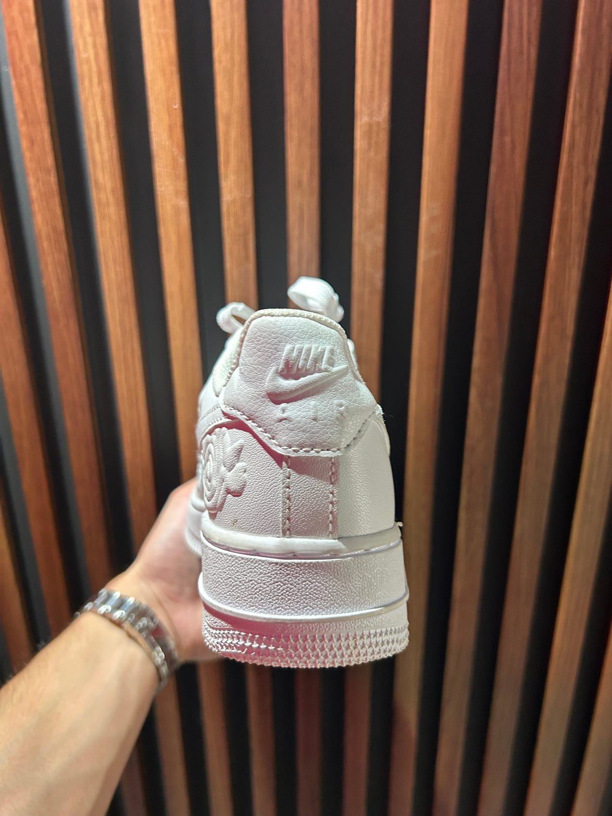 TENIS NIKE AIR FORCE 1 ‘07 WHITE ROSES