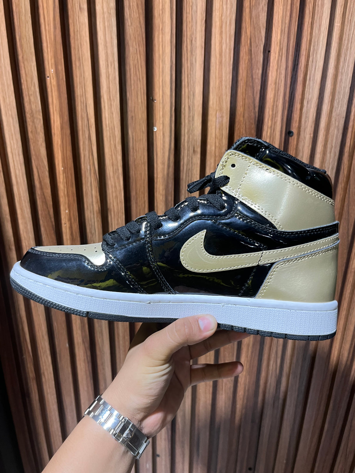Tenis Air Jordan 1 Retro High OG NRG Patent Gold Toe