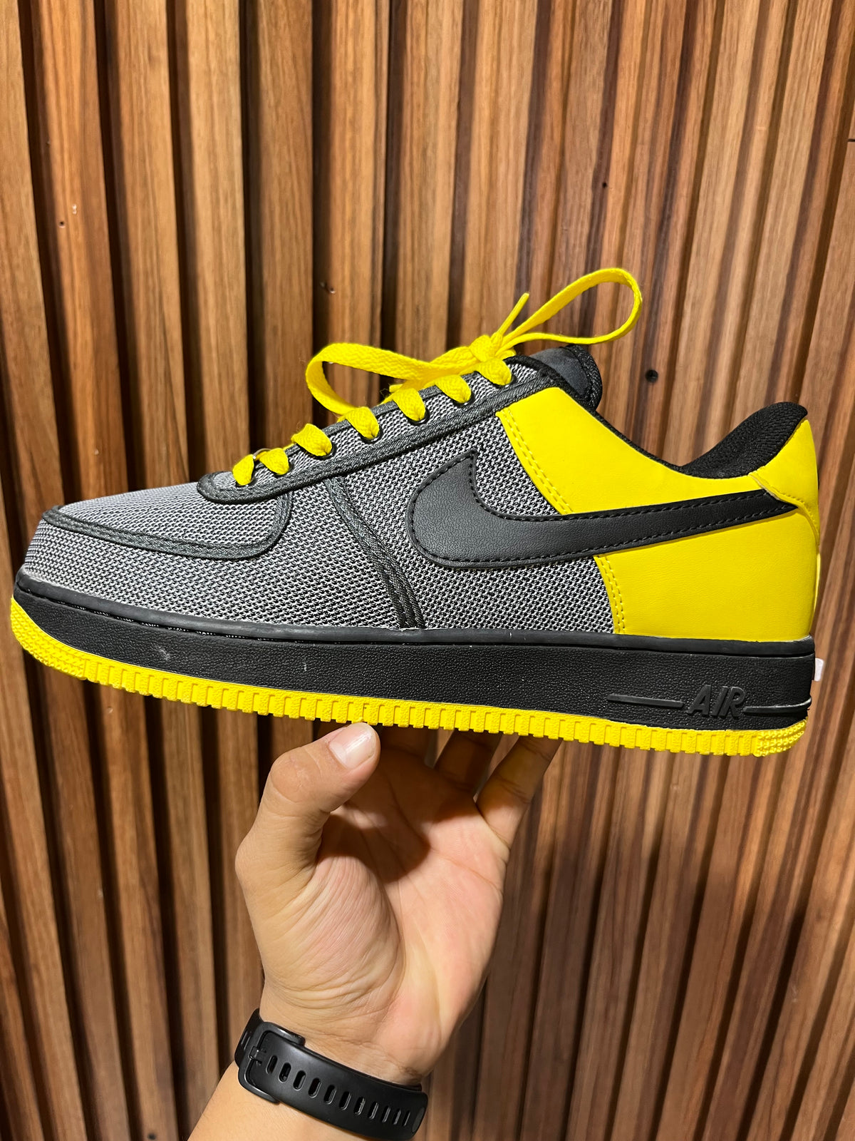 Tenis Nike air force one low supreme x undefeated livestrong