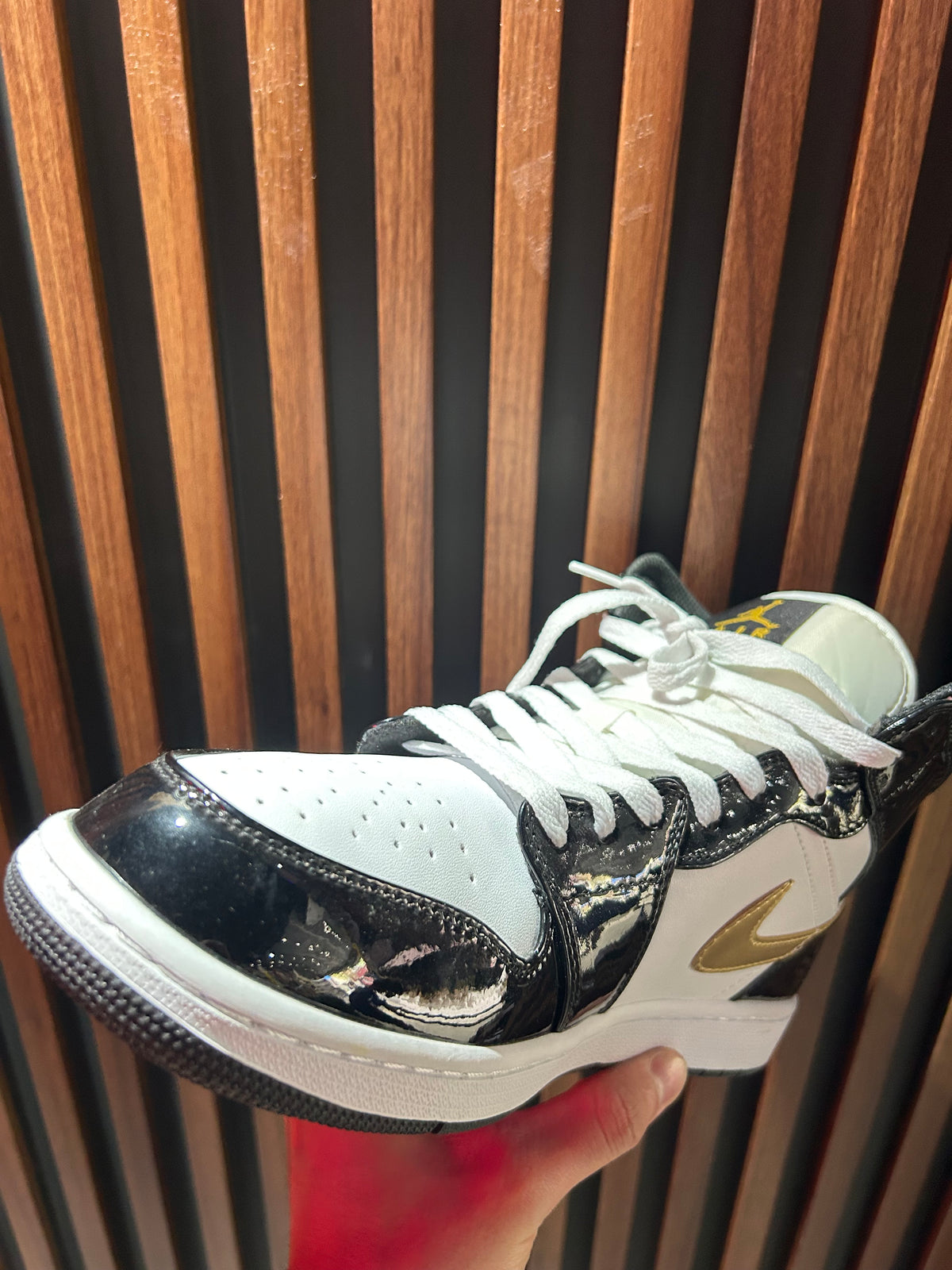 TENIS NIKE AIR JORDAN 1 MD PATENT BLACK WHITE GOLD