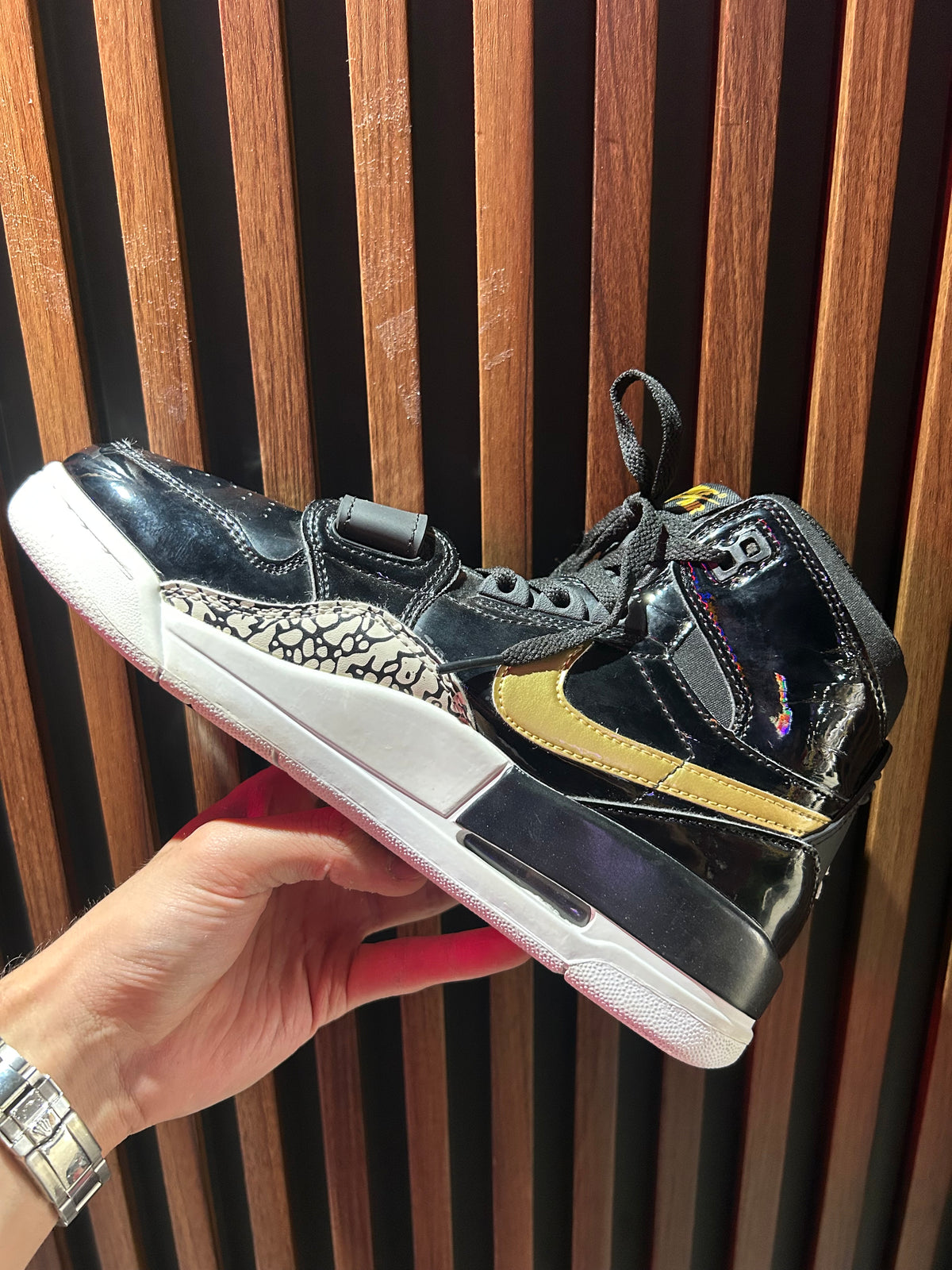 TENIS JORDAN LEGACY 312 BLACK GOLD PATENT