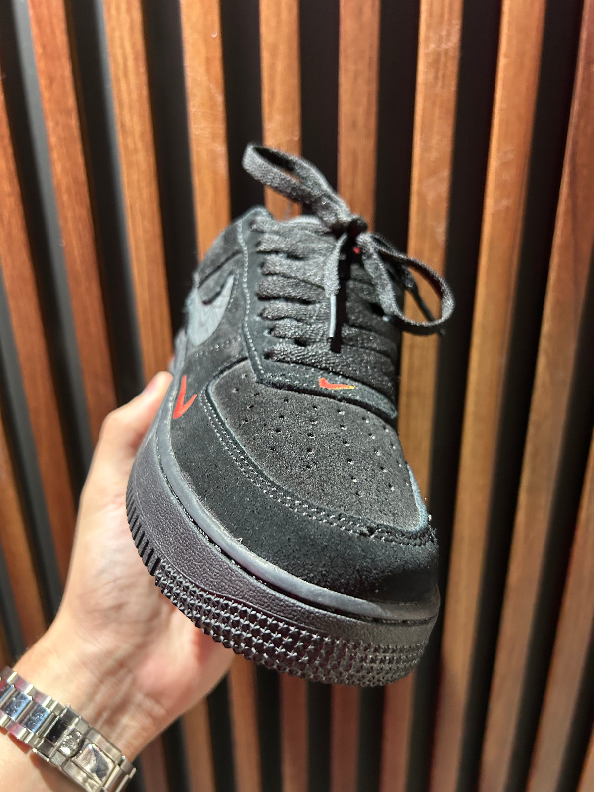 TENIS NIKE AIR FORCE 1’07 LV8 MULTI-SWOOSH BLACK/CRIMSON