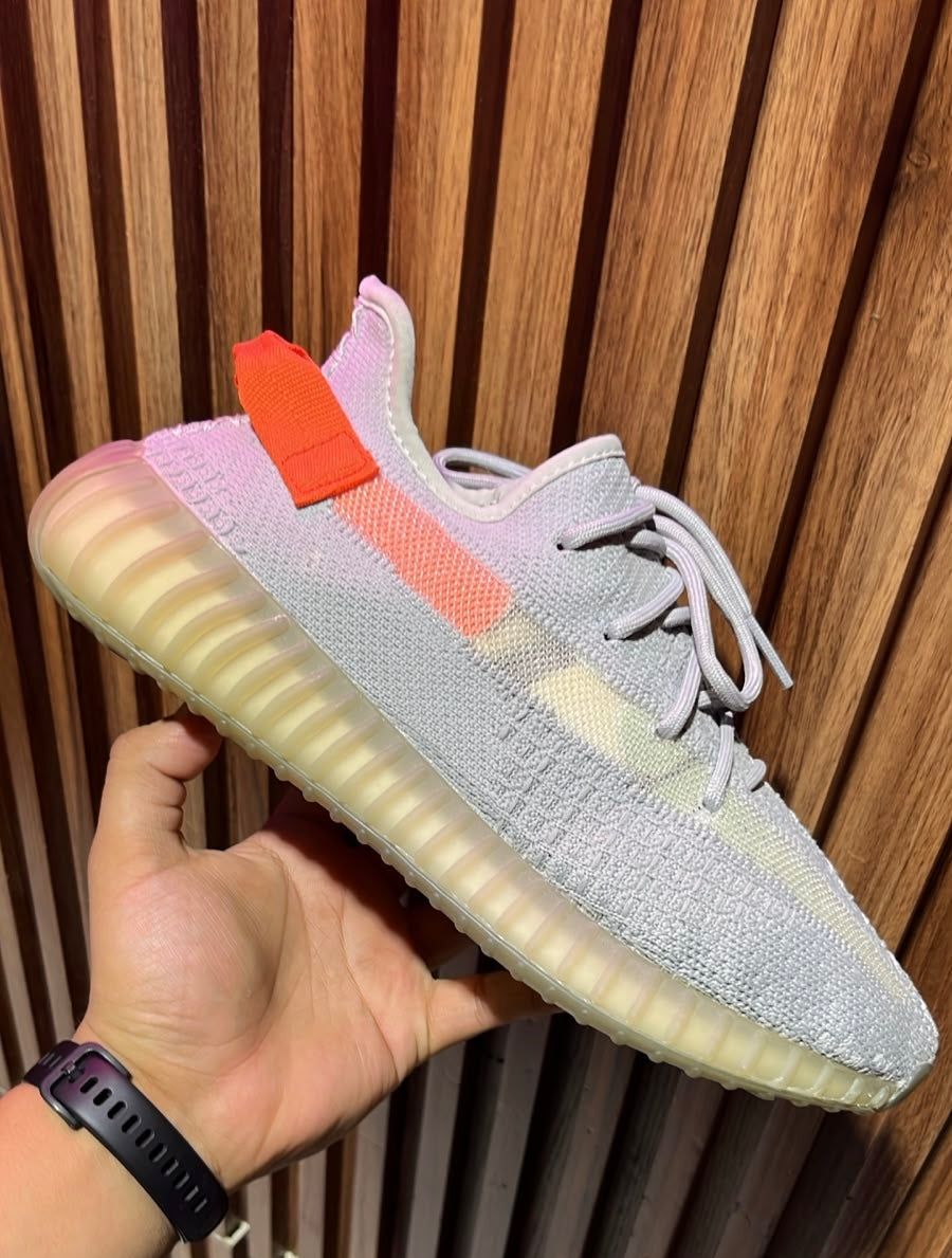 TENIS ADIDAS YEEZY BOOST 350 V2 TAIL LIGHT