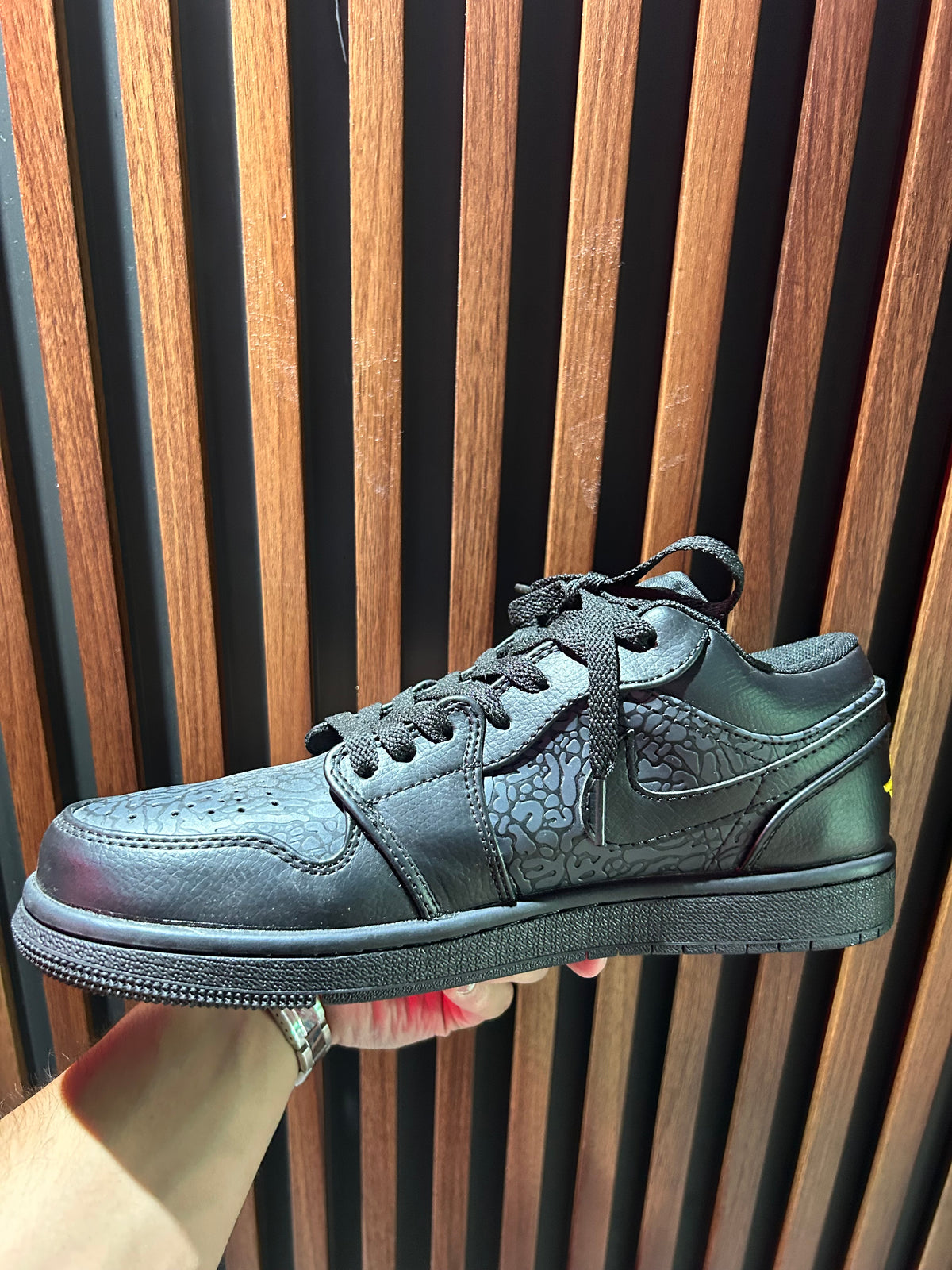 TENIS NIKE AIR JORDAN 1 LOW SE BLACK ELEPHANT PRINT
