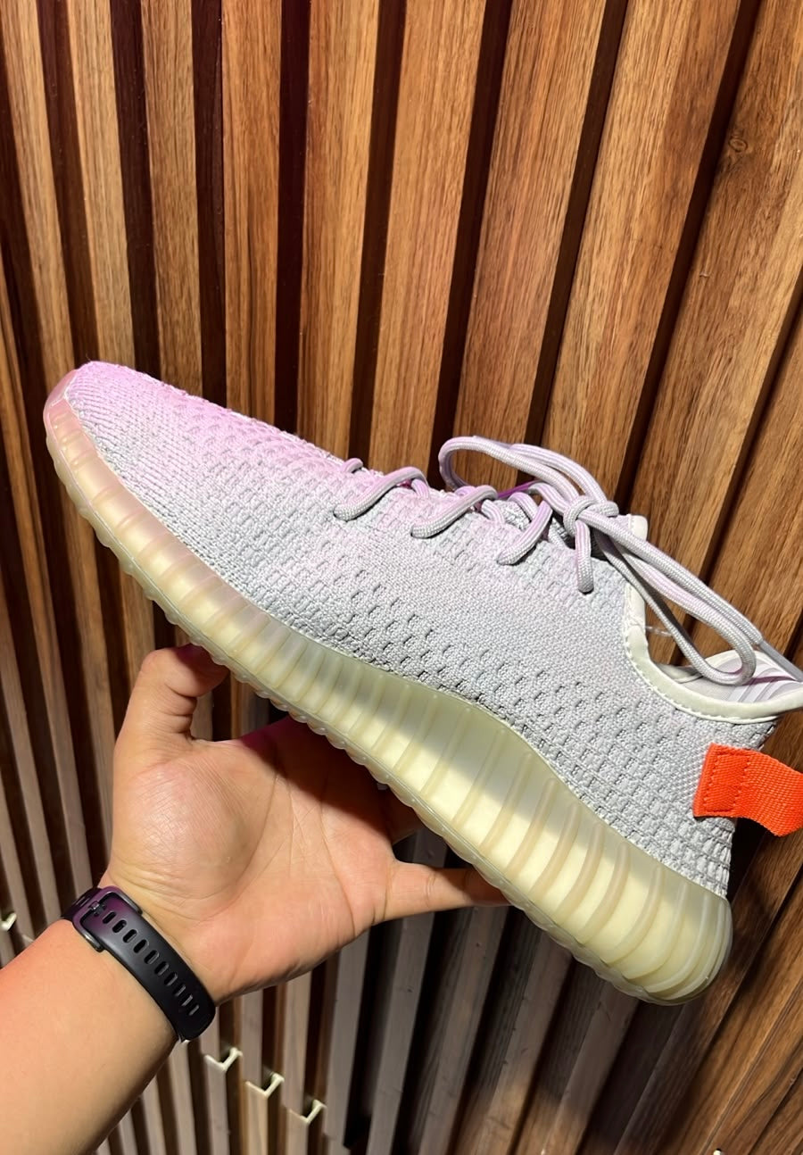 TENIS ADIDAS YEEZY BOOST 350 V2 TAIL LIGHT