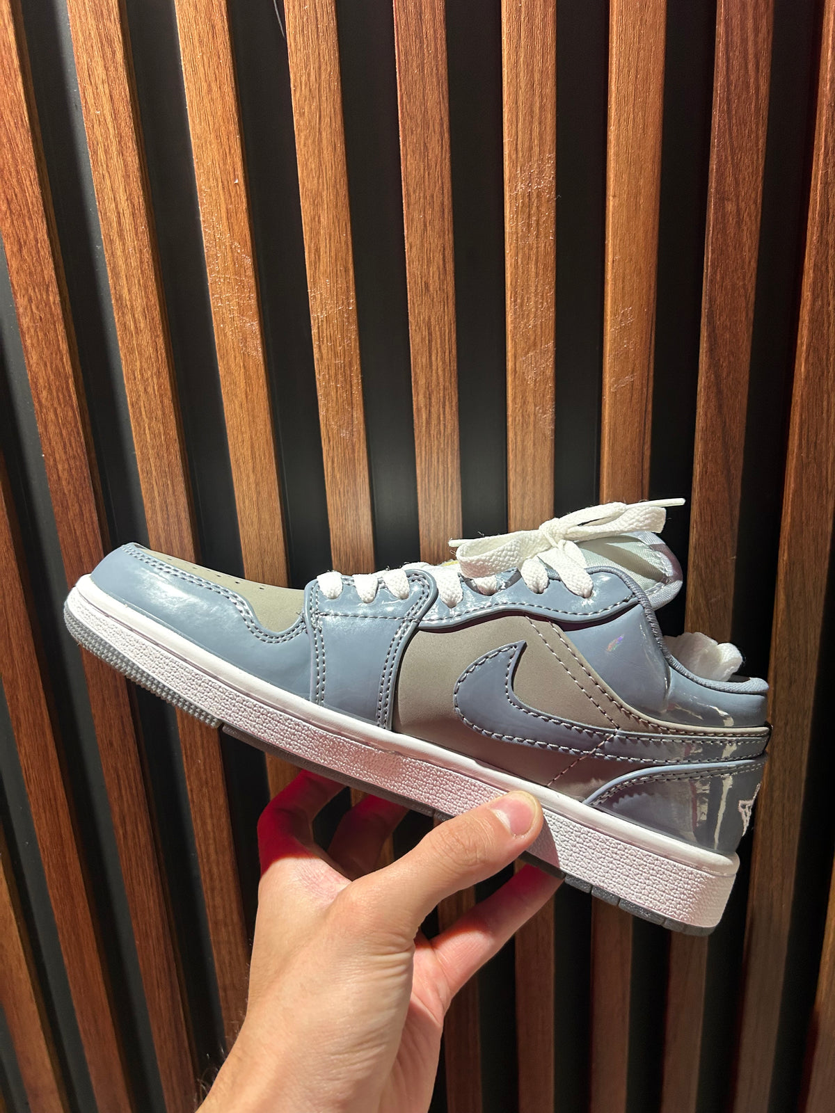 TENIS NIKE AIR JORDAN 1 LOW SE MEDIUM GREY COOL GREY WHITE
