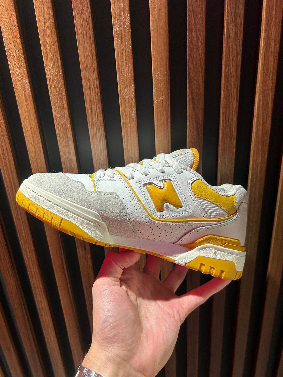 TENIS NEW BALANCE 550 SEA SALT VARSITY GOLD