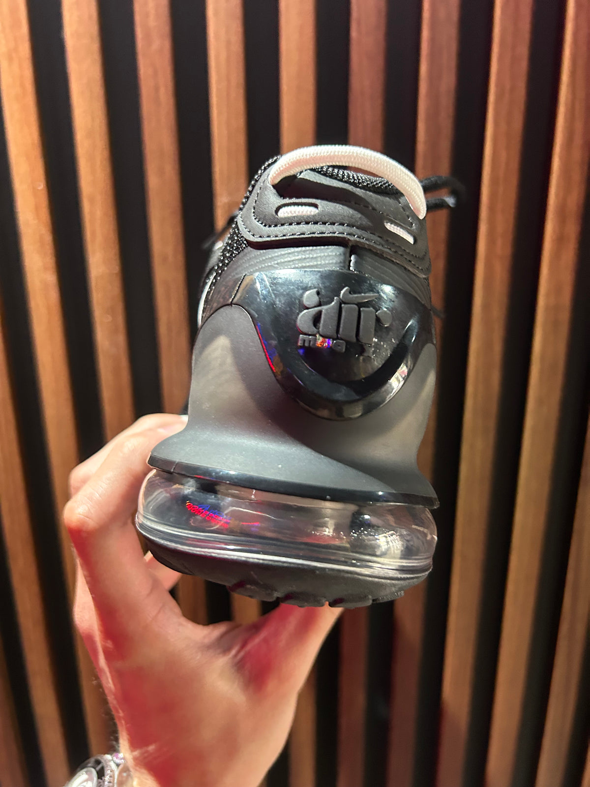 TENIS NIKE AIR MÁX PULSE ROAM