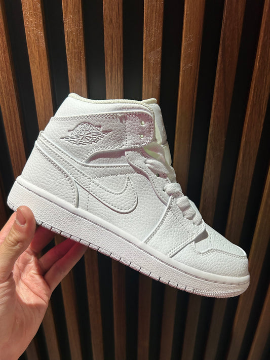 TENIS NIKE AIR JORDAN 1 MID TRIPLE WHITE