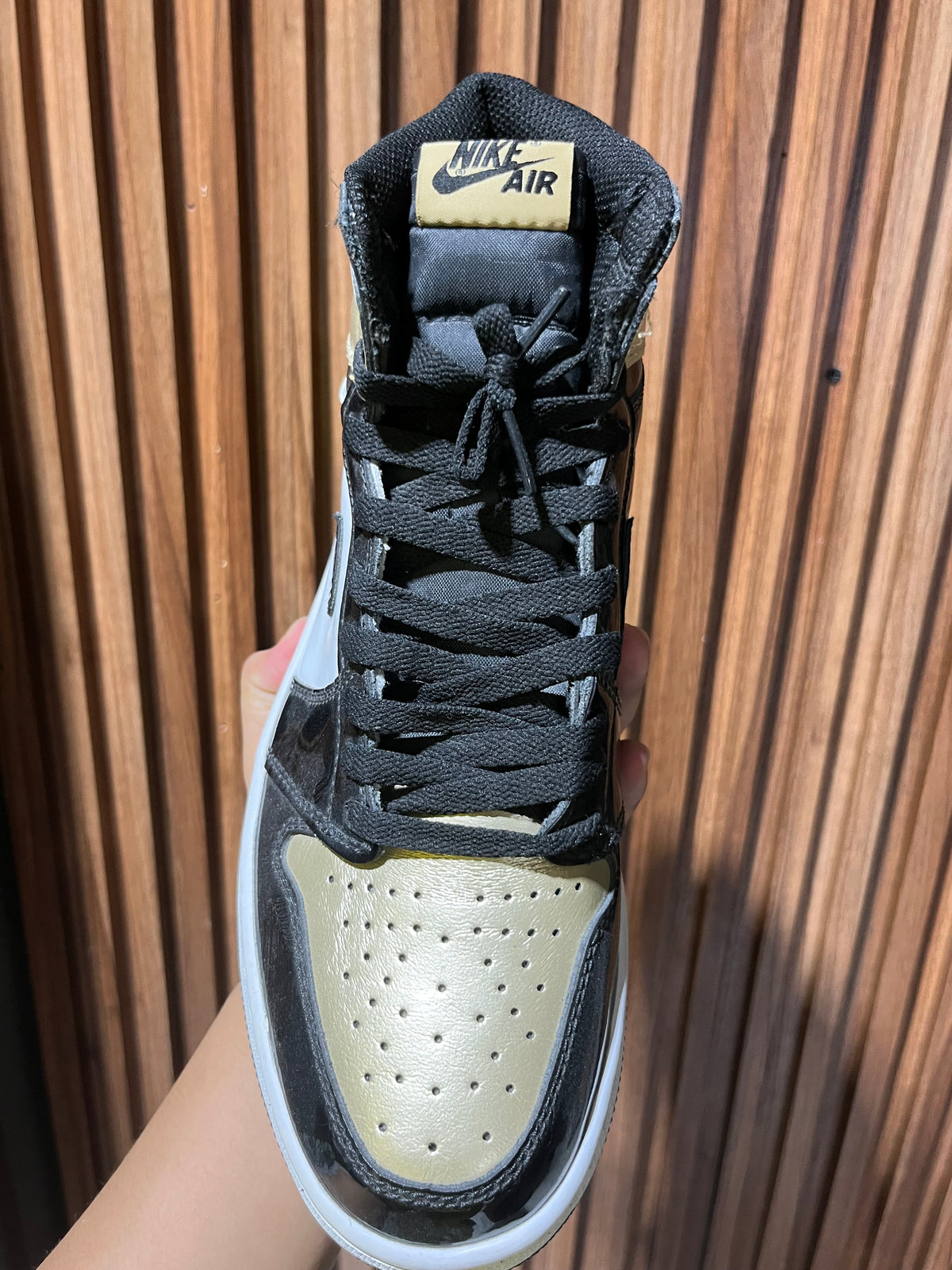 Tenis Air Jordan 1 Retro High OG NRG Patent Gold Toe