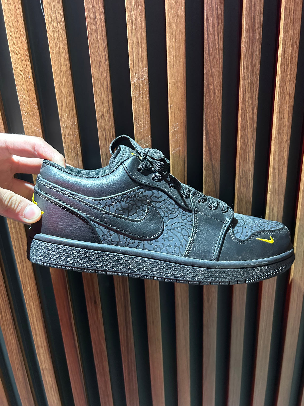 TENIS NIKE AIR JORDAN 1 LOW SE BLACK ELEPHANT PRINT