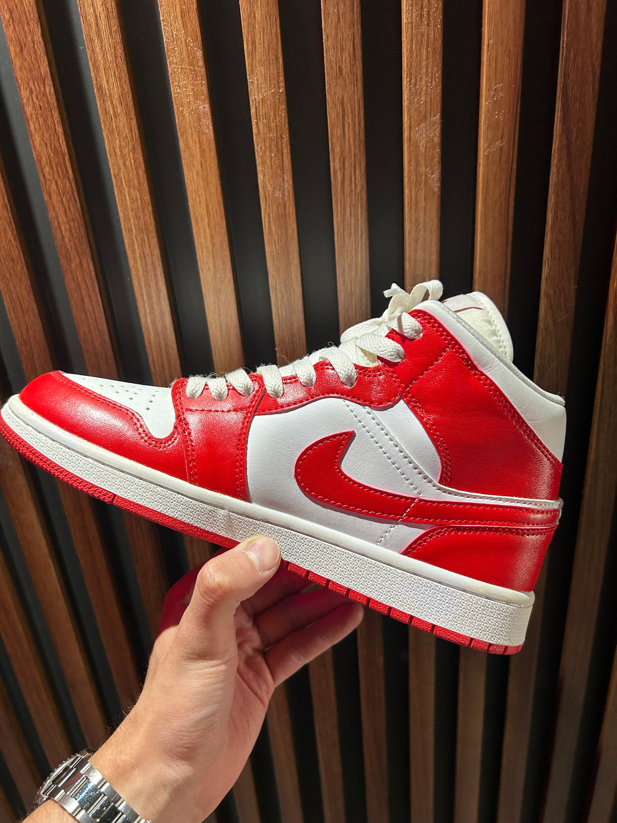 TENIS NIKE AIR JORDAN 1 MID HABANERO RED