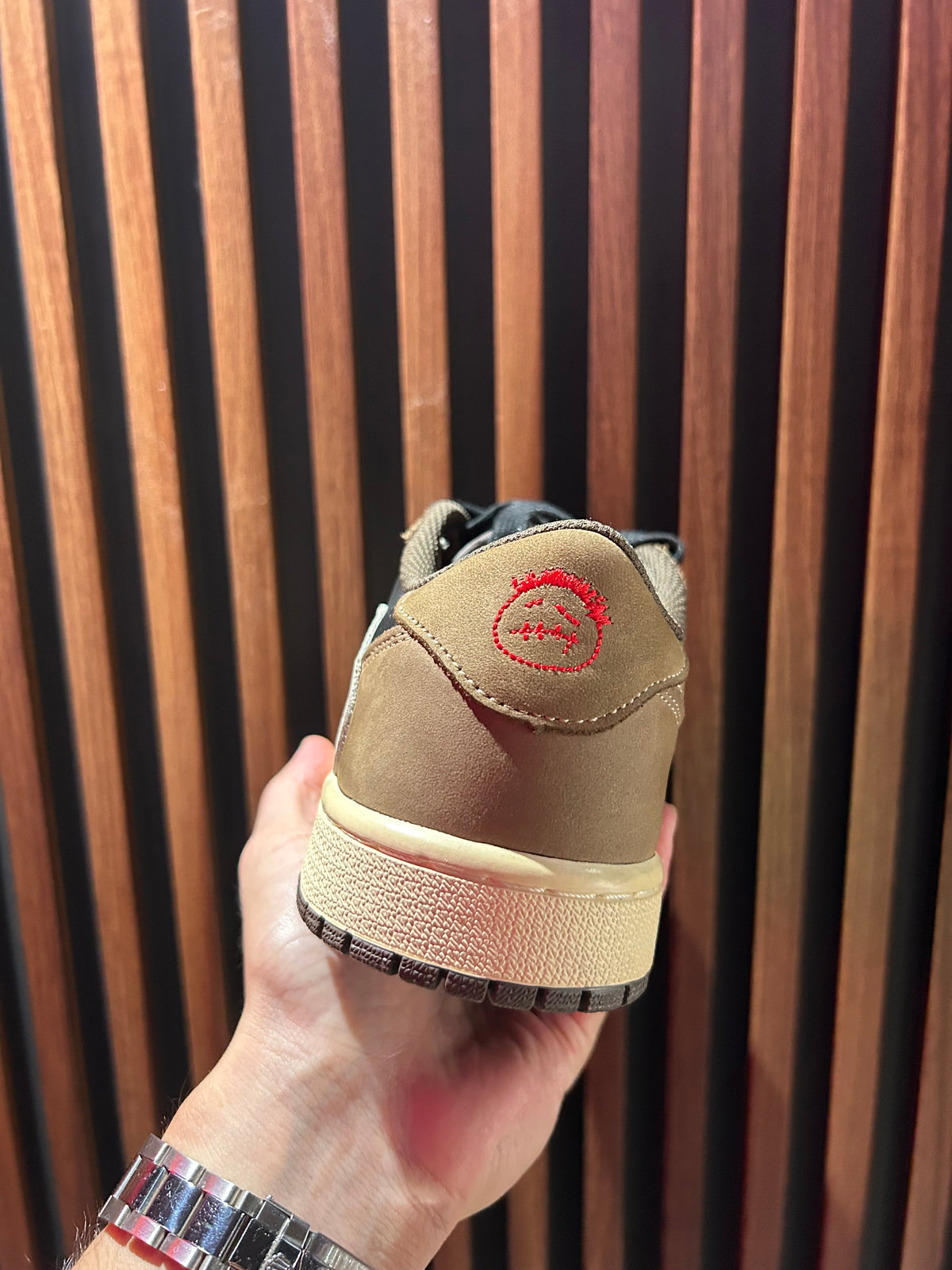 TENIS NIKE AIR JORDAN 1 LOW OG SP TRAVIS SCOTT MOCHA