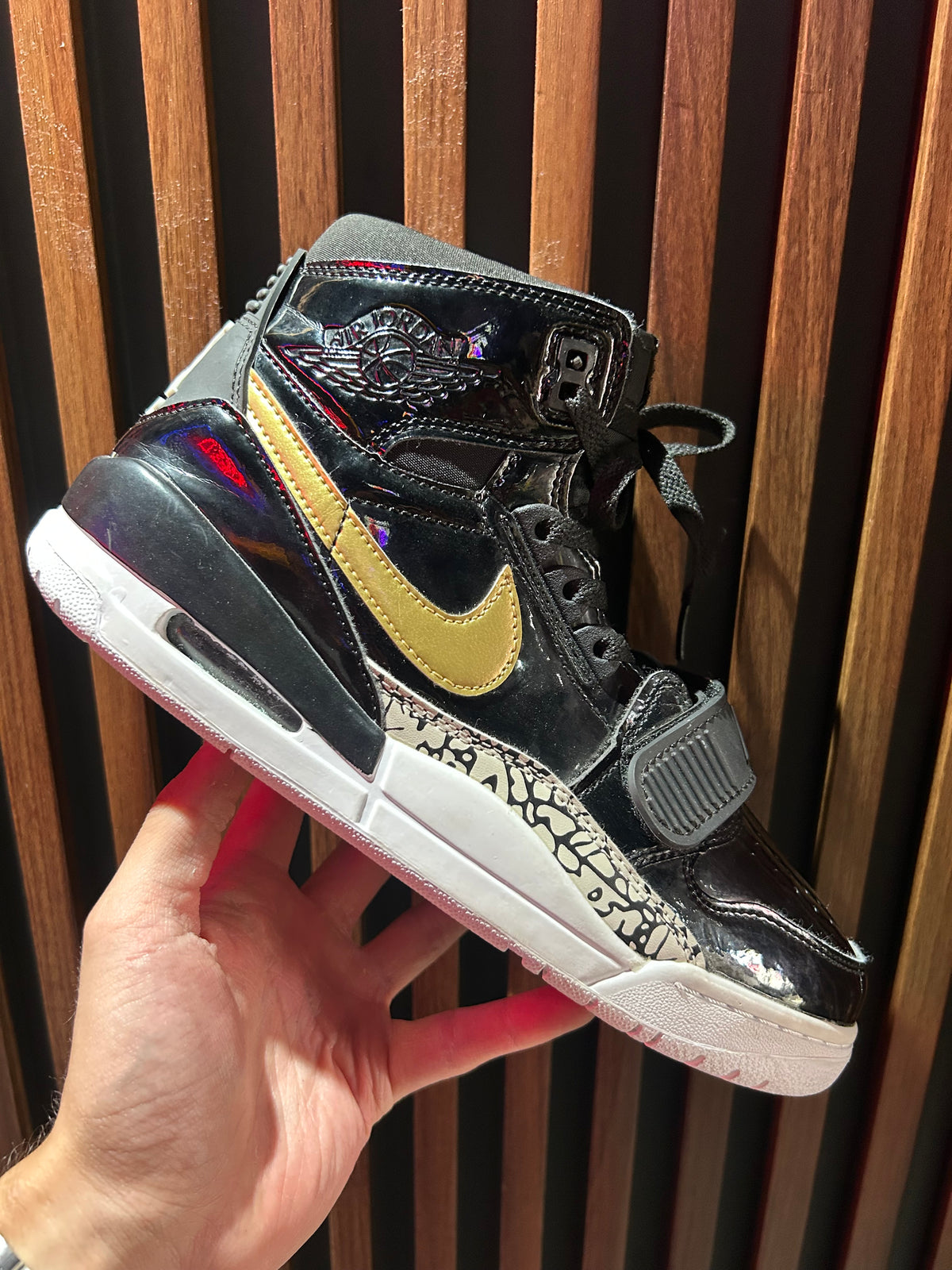 TENIS JORDAN LEGACY 312 BLACK GOLD PATENT