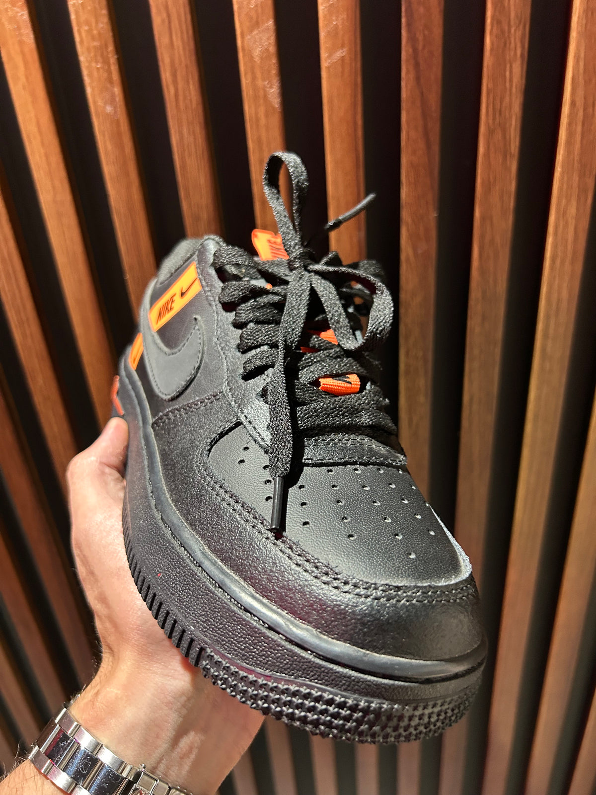 TENIS NIKE AIR FORCE ONE LV8 KSA WORLDWIDE PACK BLACK TOTAL ORANGE