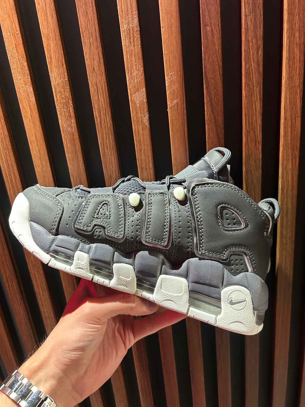 TENIS NIKE AIR MORE UPTEMPO ‘96 DARK SMOKE GREY