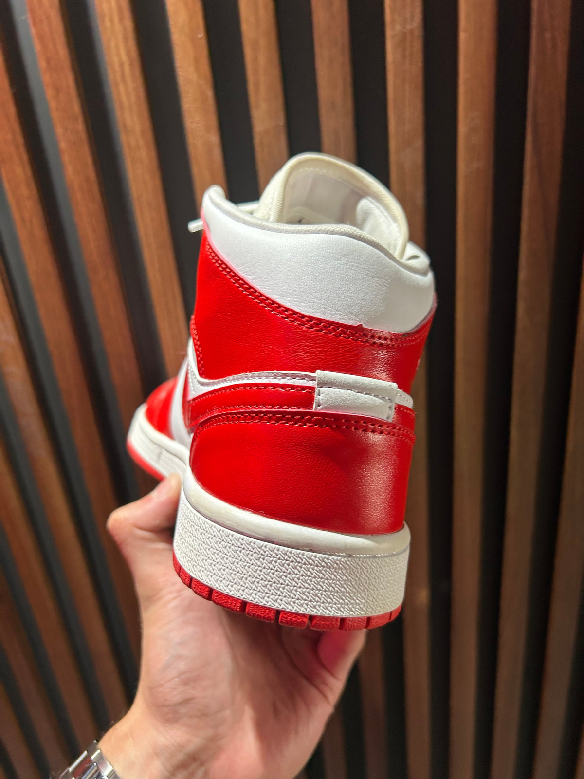 TENIS NIKE AIR JORDAN 1 MID HABANERO RED