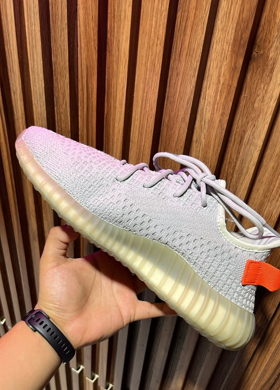 TENIS ADIDAS YEEZY BOOST 350 V2 TAIL LIGHT