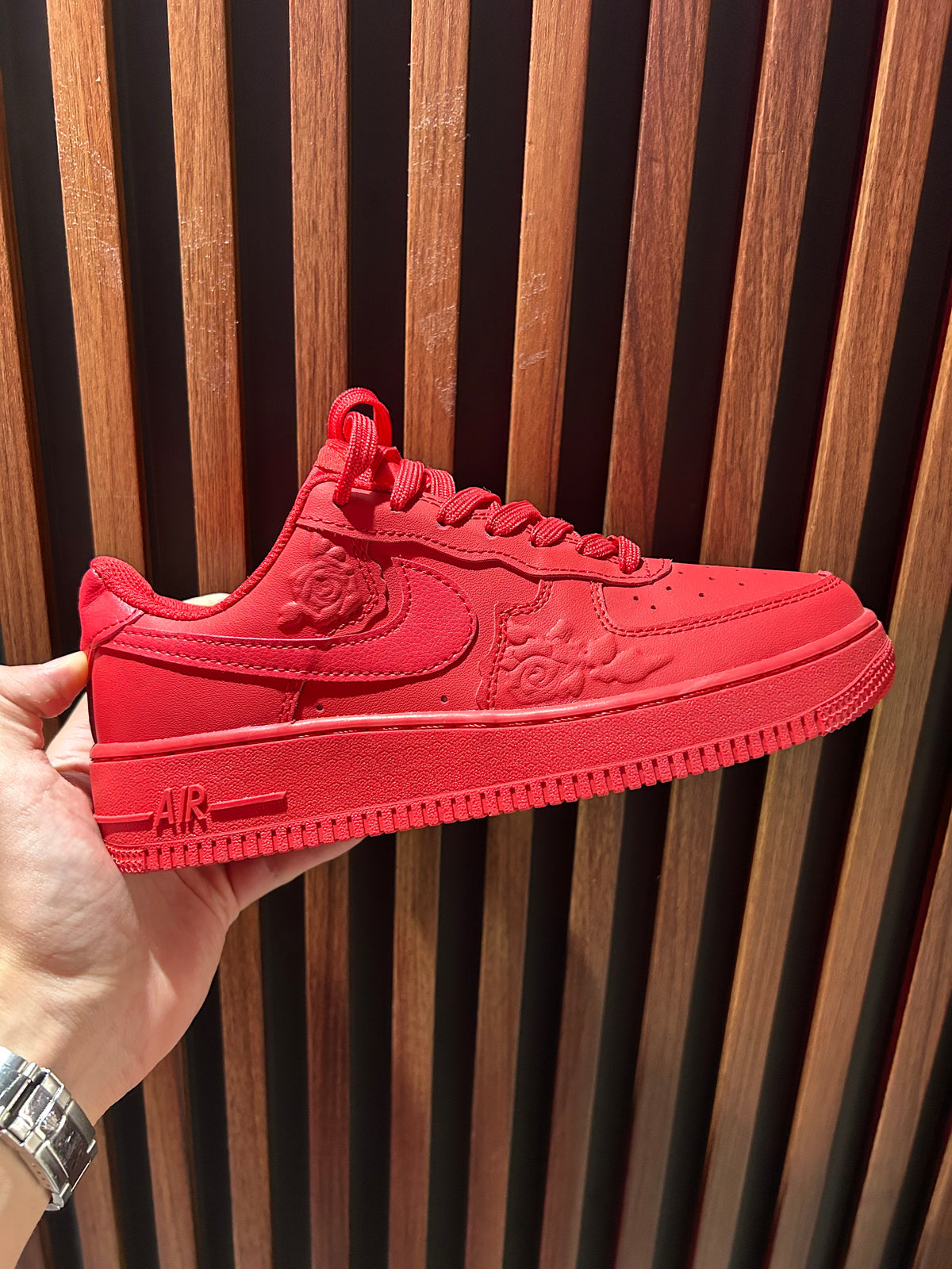 TENIS NIKE AIR FORCE 1 LOW ‘07 RED ROSES