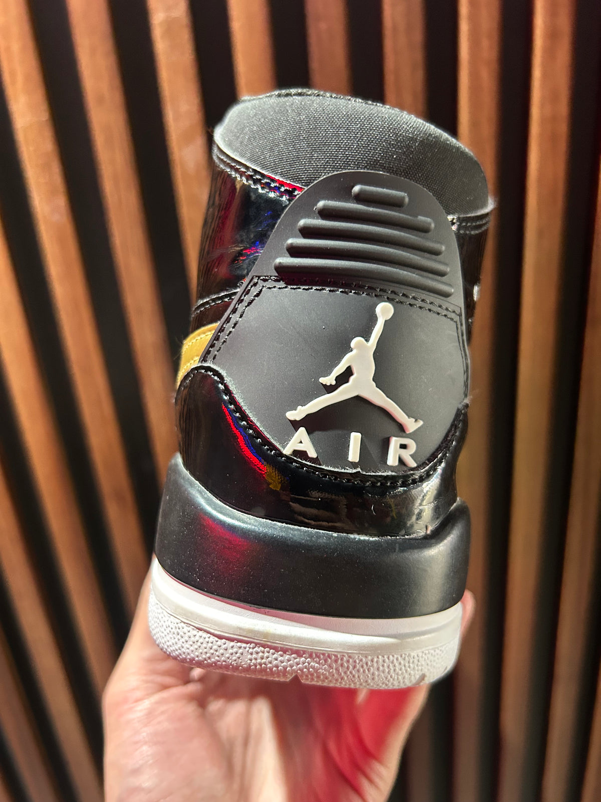 TENIS JORDAN LEGACY 312 BLACK GOLD PATENT