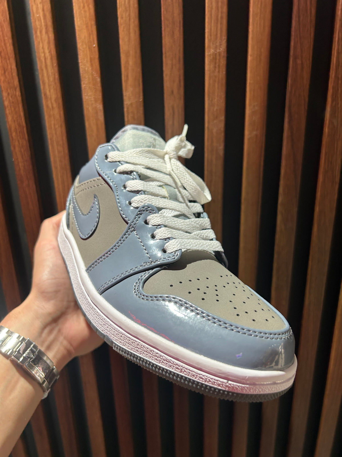 TENIS NIKE AIR JORDAN 1 LOW SE MEDIUM GREY COOL GREY WHITE